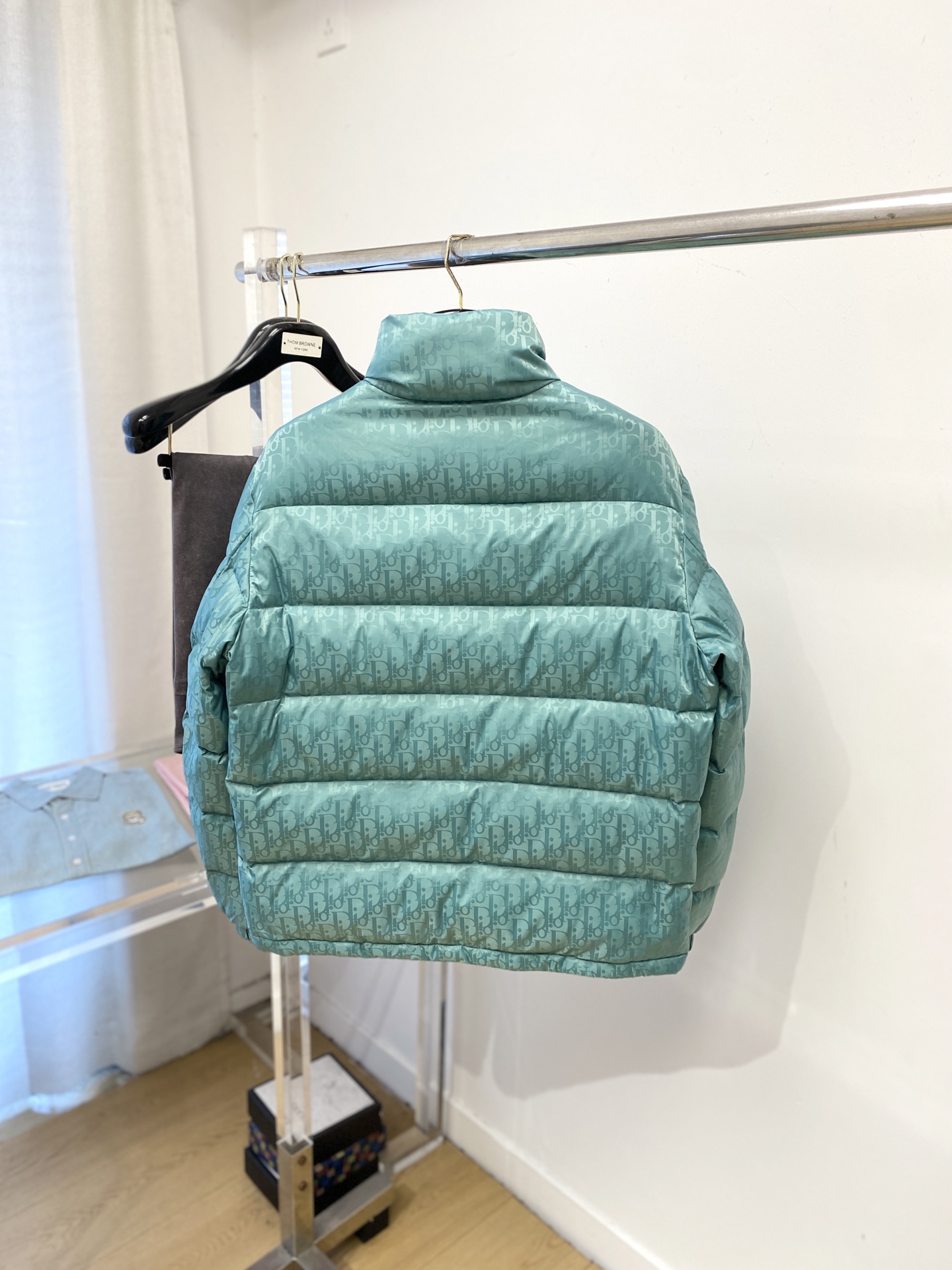 迪奥、2025最新款男士轻薄羽绒服、面料柔软舒适 ．上身版型超赞 ．拉链．辅料都是客供 、进口面料，轻便