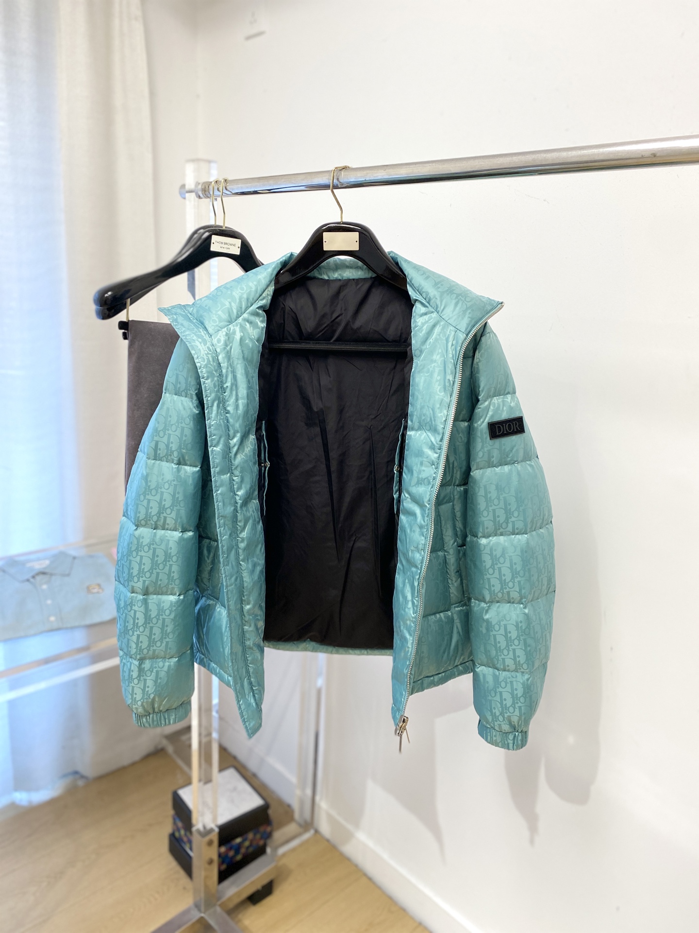 迪奥、2025最新款男士轻薄羽绒服、面料柔软舒适 ．上身版型超赞 ．拉链．辅料都是客供 、进口面料，轻便