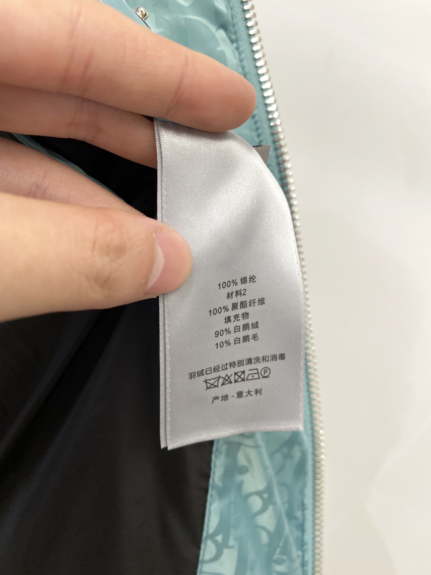 迪奥、2025最新款男士轻薄羽绒服、面料柔软舒适 ．上身版型超赞 ．拉链．辅料都是客供 、进口面料，轻便