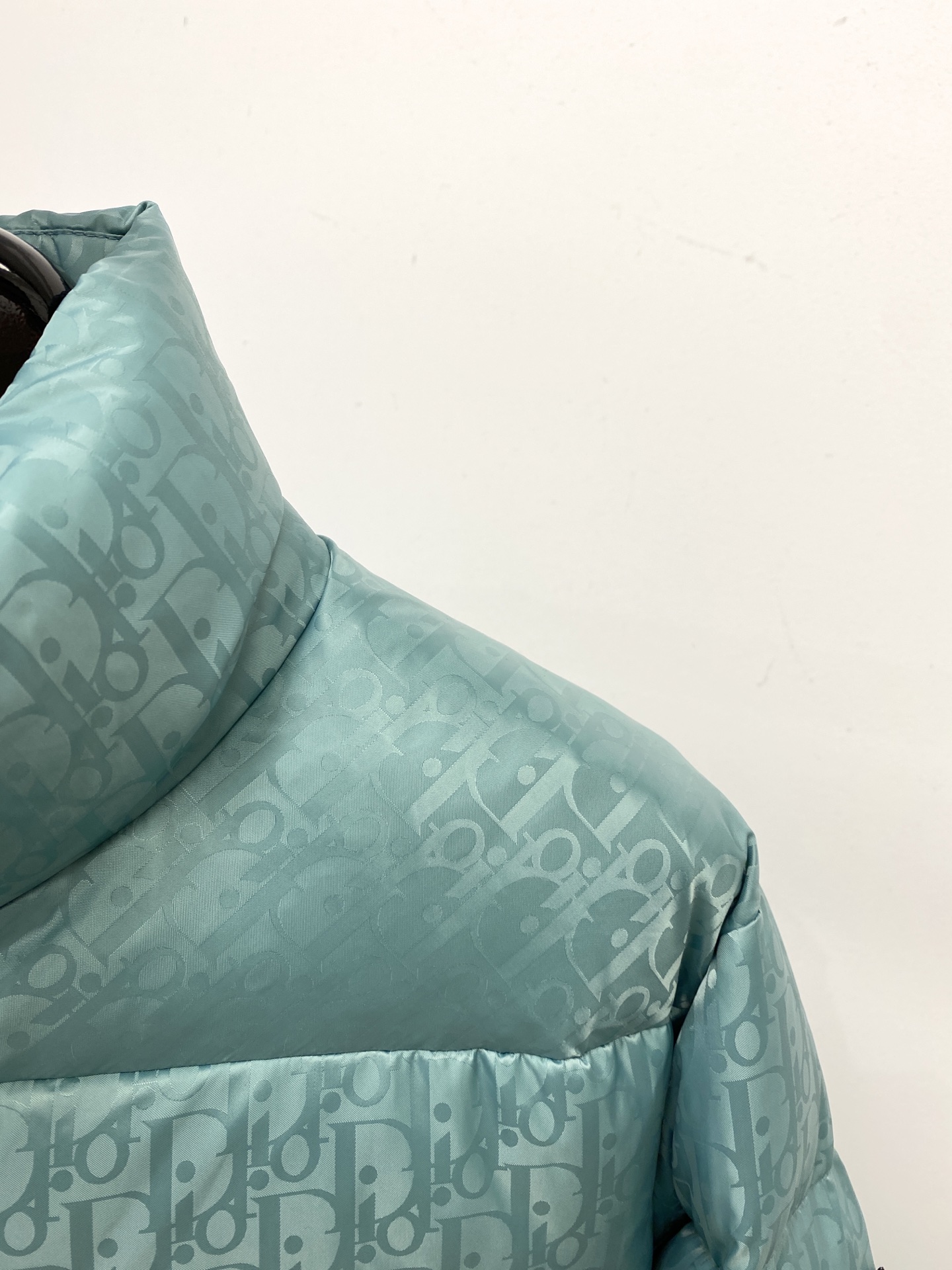 迪奥、2025最新款男士轻薄羽绒服、面料柔软舒适 ．上身版型超赞 ．拉链．辅料都是客供 、进口面料，轻便