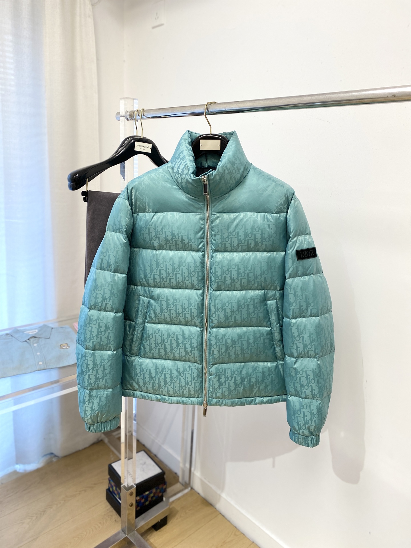 迪奥、2025最新款男士轻薄羽绒服、面料柔软舒适 ．上身版型超赞 ．拉链．辅料都是客供 、进口面料，轻便