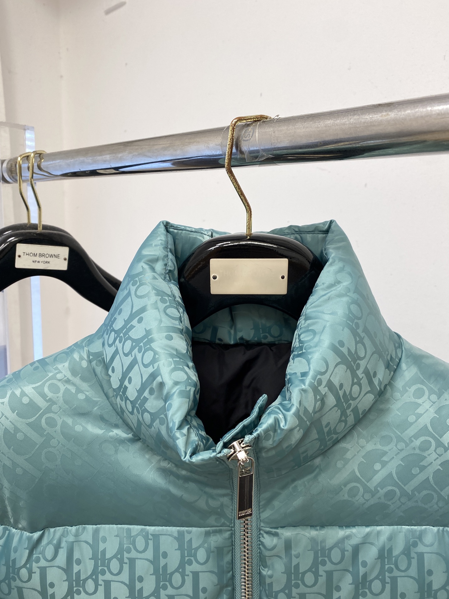 迪奥、2025最新款男士轻薄羽绒服、面料柔软舒适 ．上身版型超赞 ．拉链．辅料都是客供 、进口面料，轻便