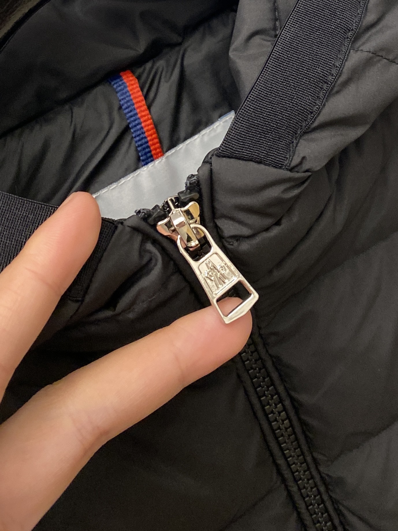 蒙口、2025最新款男士轻薄羽绒服、面料柔软舒适 ．上身版型超赞 ．拉链．辅料都是客供 、进口面料，轻便