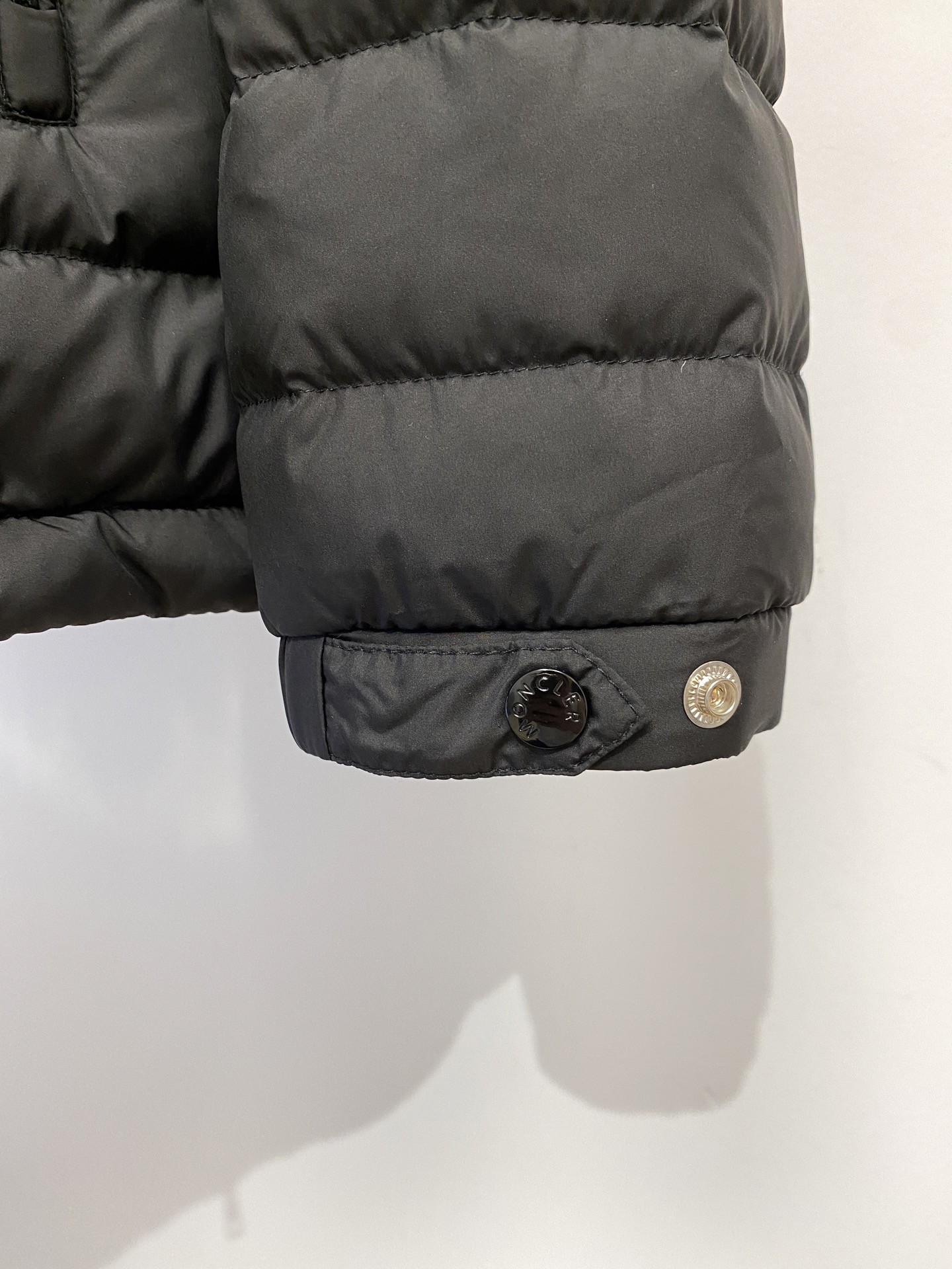 蒙口、2025最新款男士轻薄羽绒服、面料柔软舒适 ．上身版型超赞 ．拉链．辅料都是客供 、进口面料，轻便