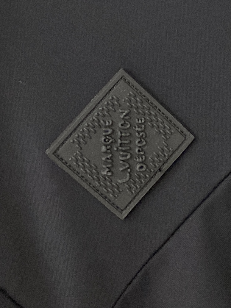 路易威登、2025最新款男士轻薄羽绒夹克、面料柔软舒适 ．上身版型超赞 ．拉链．辅料都是客供 、进口面料