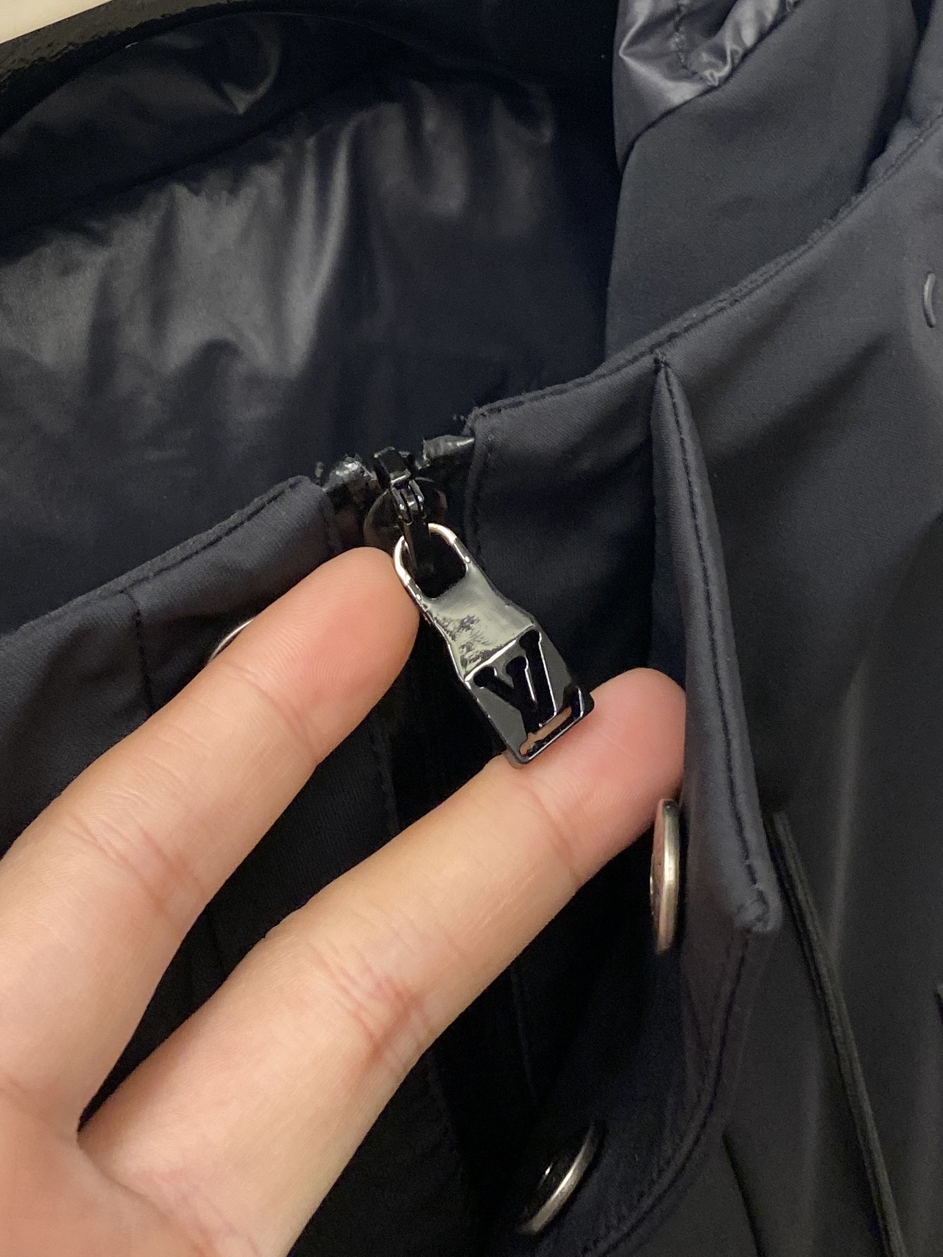 路易威登、2025最新款男士轻薄羽绒夹克、面料柔软舒适 ．上身版型超赞 ．拉链．辅料都是客供 、进口面料