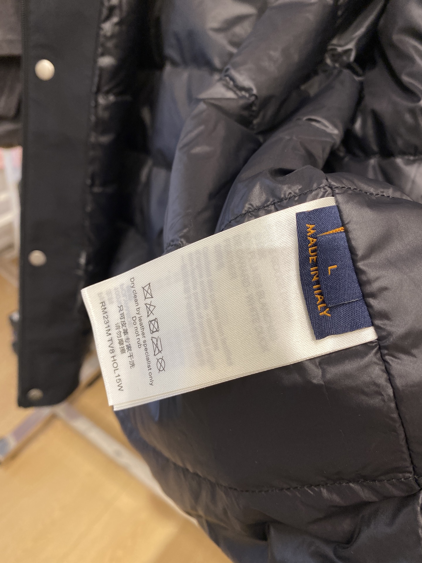 路易威登、2025最新款男士轻薄羽绒夹克、面料柔软舒适 ．上身版型超赞 ．拉链．辅料都是客供 、进口面料