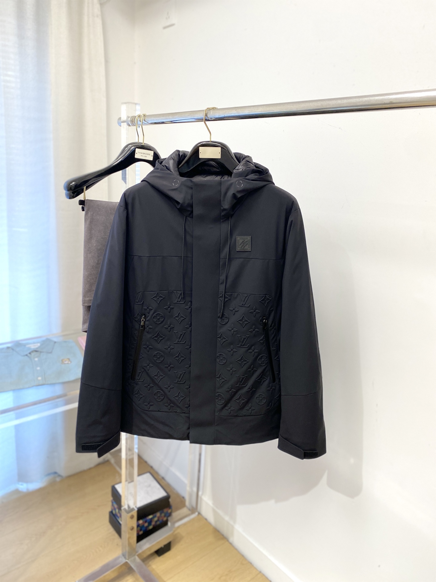 路易威登、2025最新款男士轻薄羽绒夹克、面料柔软舒适 ．上身版型超赞 ．拉链．辅料都是客供 、进口面料