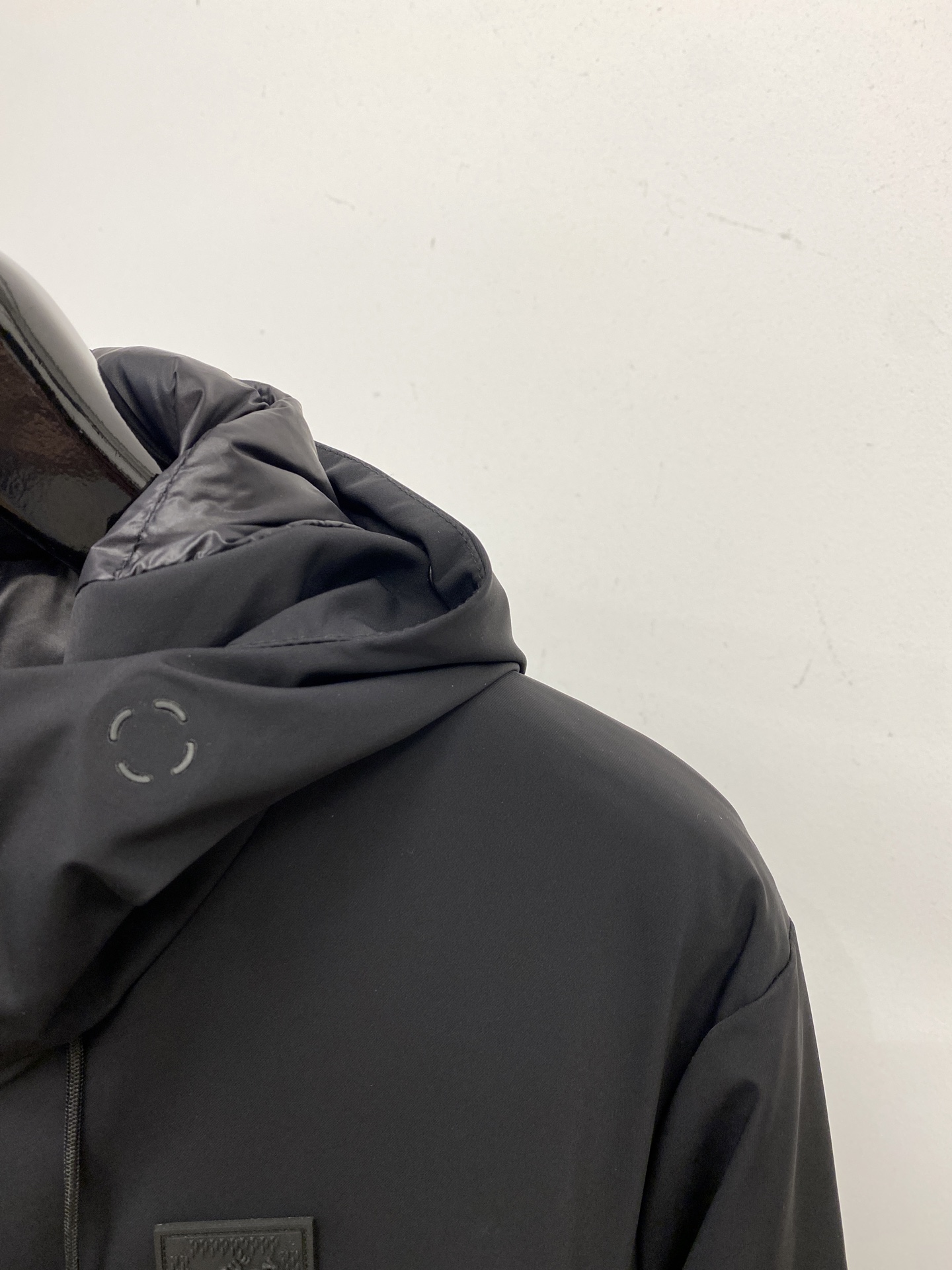 路易威登、2025最新款男士轻薄羽绒夹克、面料柔软舒适 ．上身版型超赞 ．拉链．辅料都是客供 、进口面料