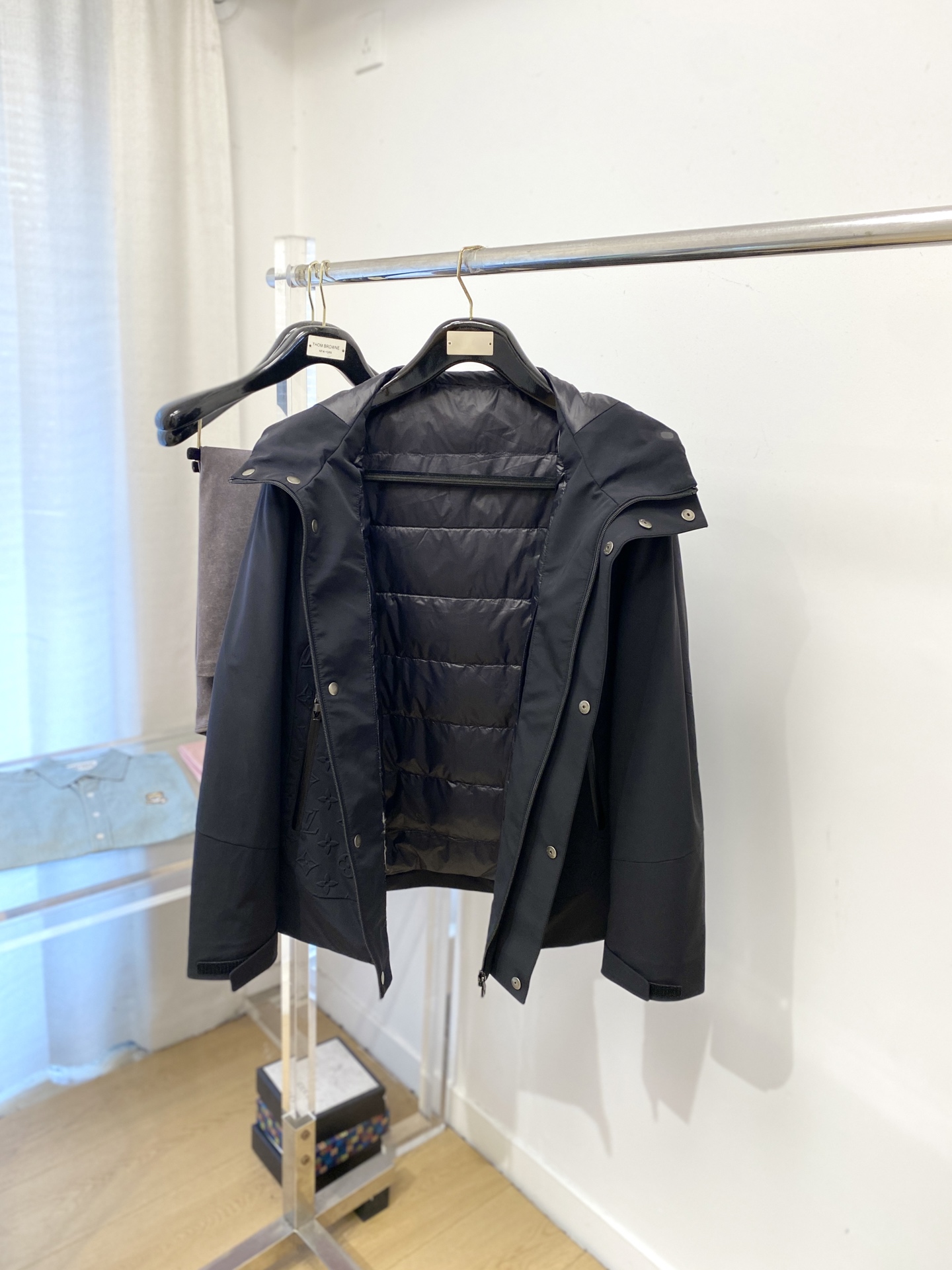 路易威登、2025最新款男士轻薄羽绒夹克、面料柔软舒适 ．上身版型超赞 ．拉链．辅料都是客供 、进口面料