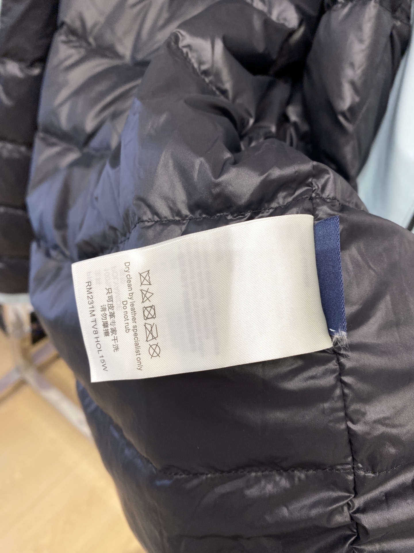 路易威登、2025最新款男士轻薄羽绒夹克、面料柔软舒适 ．上身版型超赞 ．拉链．辅料都是客供 、进口面料