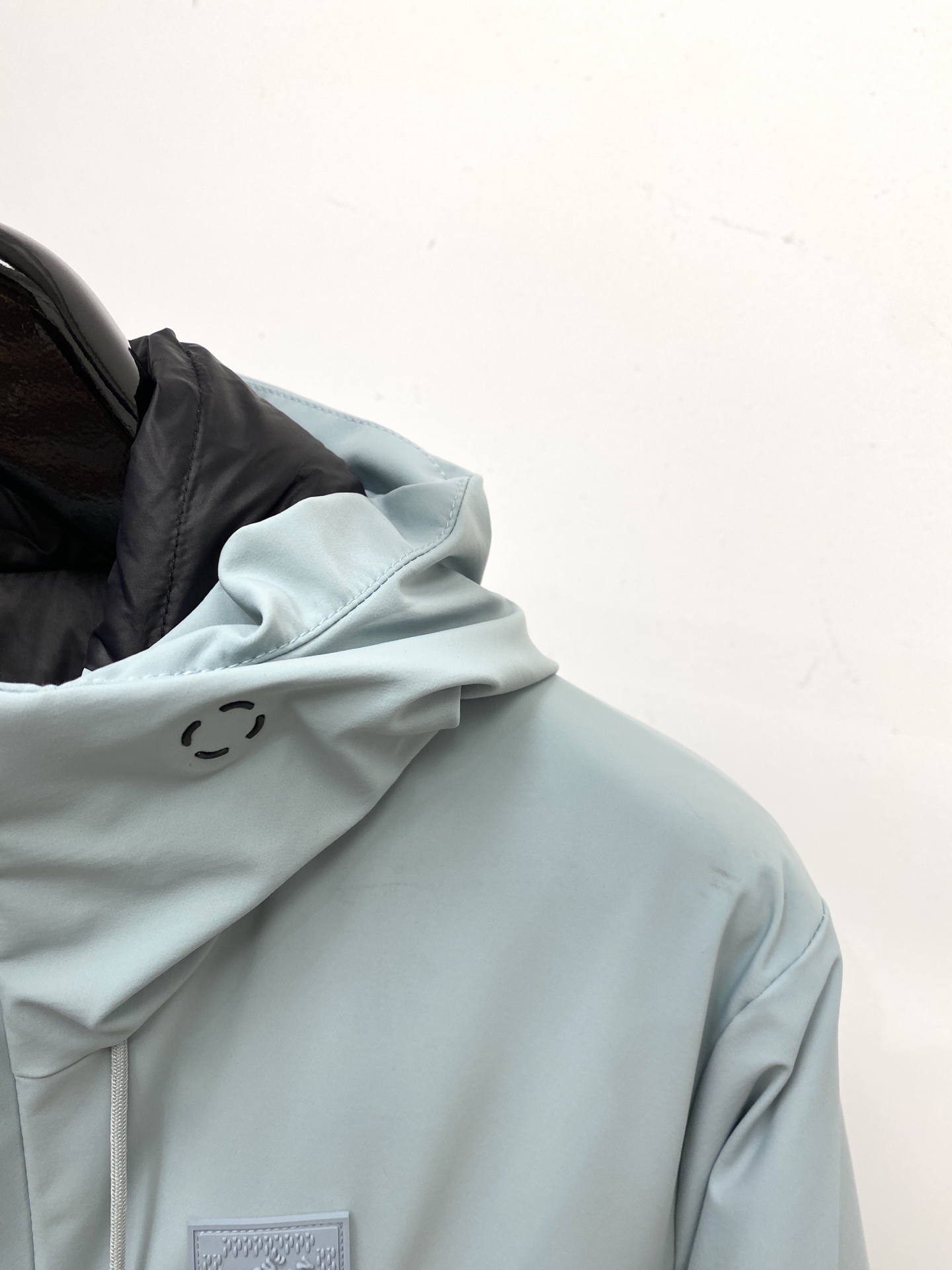 路易威登、2025最新款男士轻薄羽绒夹克、面料柔软舒适 ．上身版型超赞 ．拉链．辅料都是客供 、进口面料