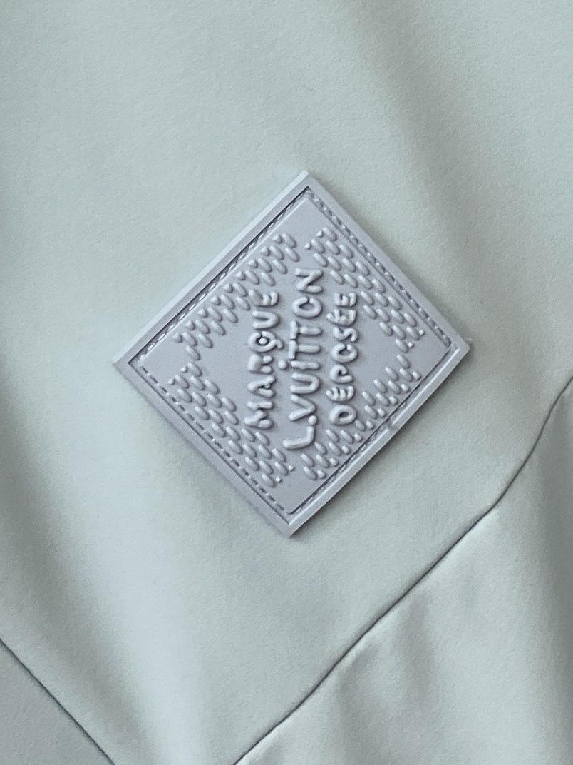 路易威登、2025最新款男士轻薄羽绒夹克、面料柔软舒适 ．上身版型超赞 ．拉链．辅料都是客供 、进口面料