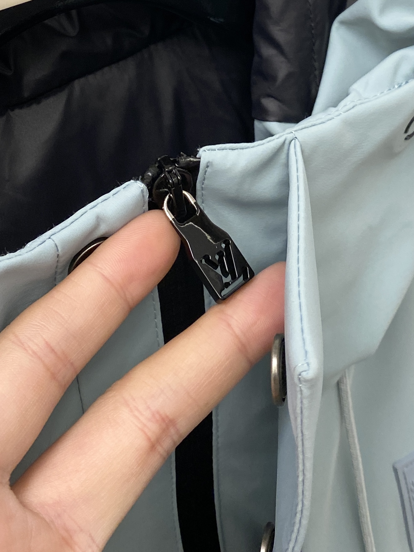 路易威登、2025最新款男士轻薄羽绒夹克、面料柔软舒适 ．上身版型超赞 ．拉链．辅料都是客供 、进口面料