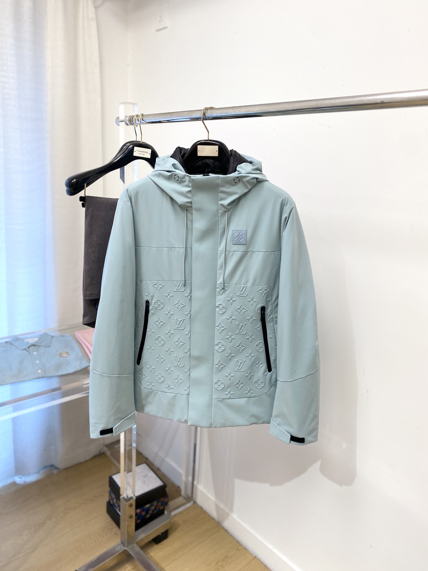 路易威登、2025最新款男士轻薄羽绒夹克、面料柔软舒适 ．上身版型超赞 ．拉链．辅料都是客供 、进口面料