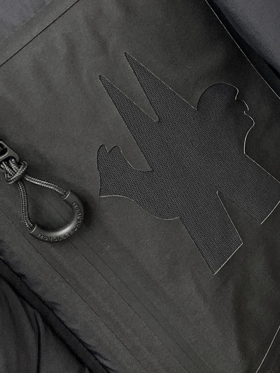 蒙口、2025最新款男士轻薄羽绒服、面料柔软舒适 ．上身版型超赞 ．拉链．辅料都是客供 、进口面料，轻便