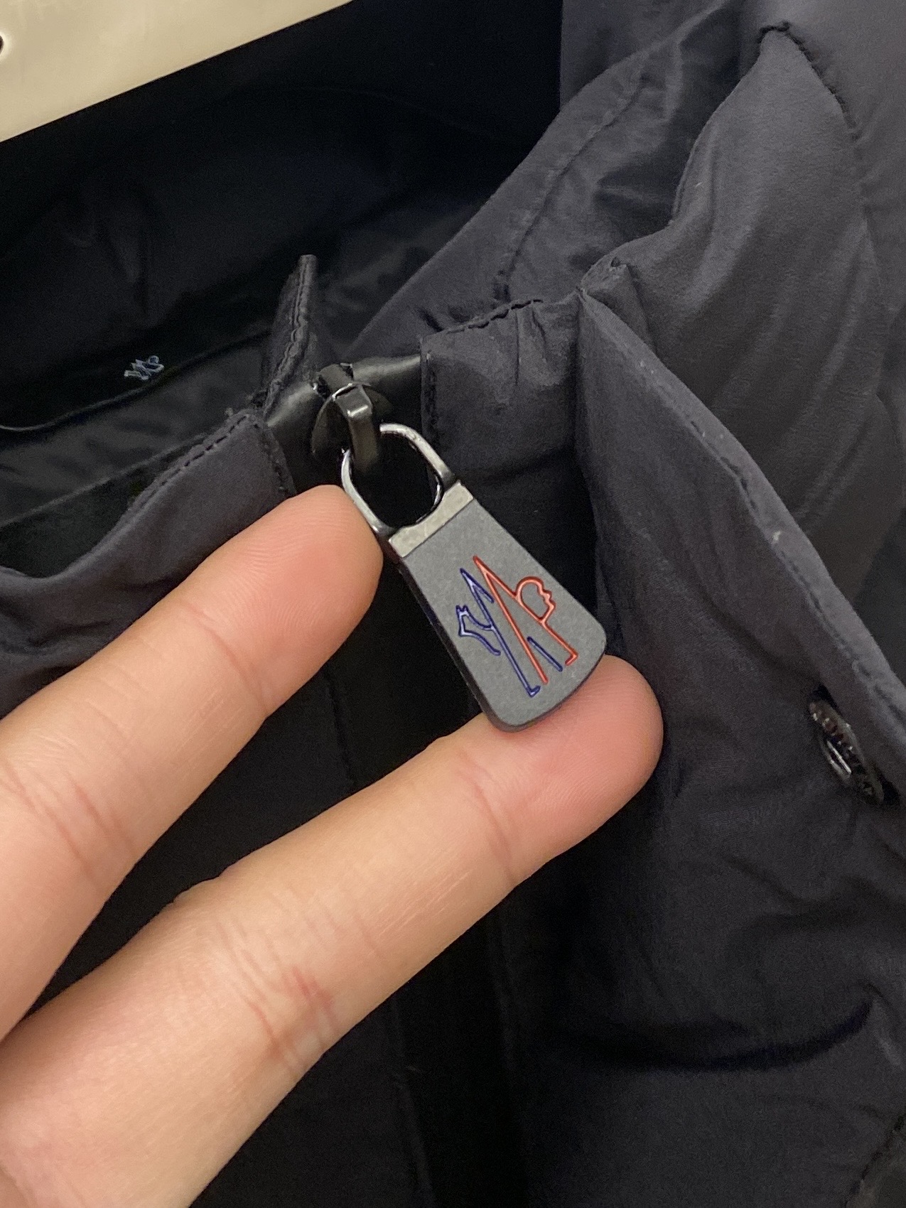 蒙口、2025最新款男士轻薄羽绒服、面料柔软舒适 ．上身版型超赞 ．拉链．辅料都是客供 、进口面料，轻便