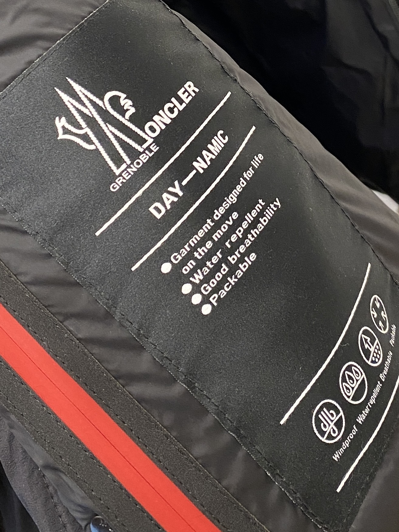 蒙口、2025最新款男士轻薄羽绒服、面料柔软舒适 ．上身版型超赞 ．拉链．辅料都是客供 、进口面料，轻便