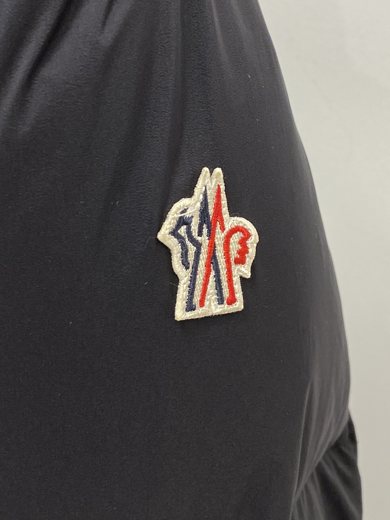 蒙口、2025最新款男士轻薄羽绒服、面料柔软舒适 ．上身版型超赞 ．拉链．辅料都是客供 、进口面料，轻便