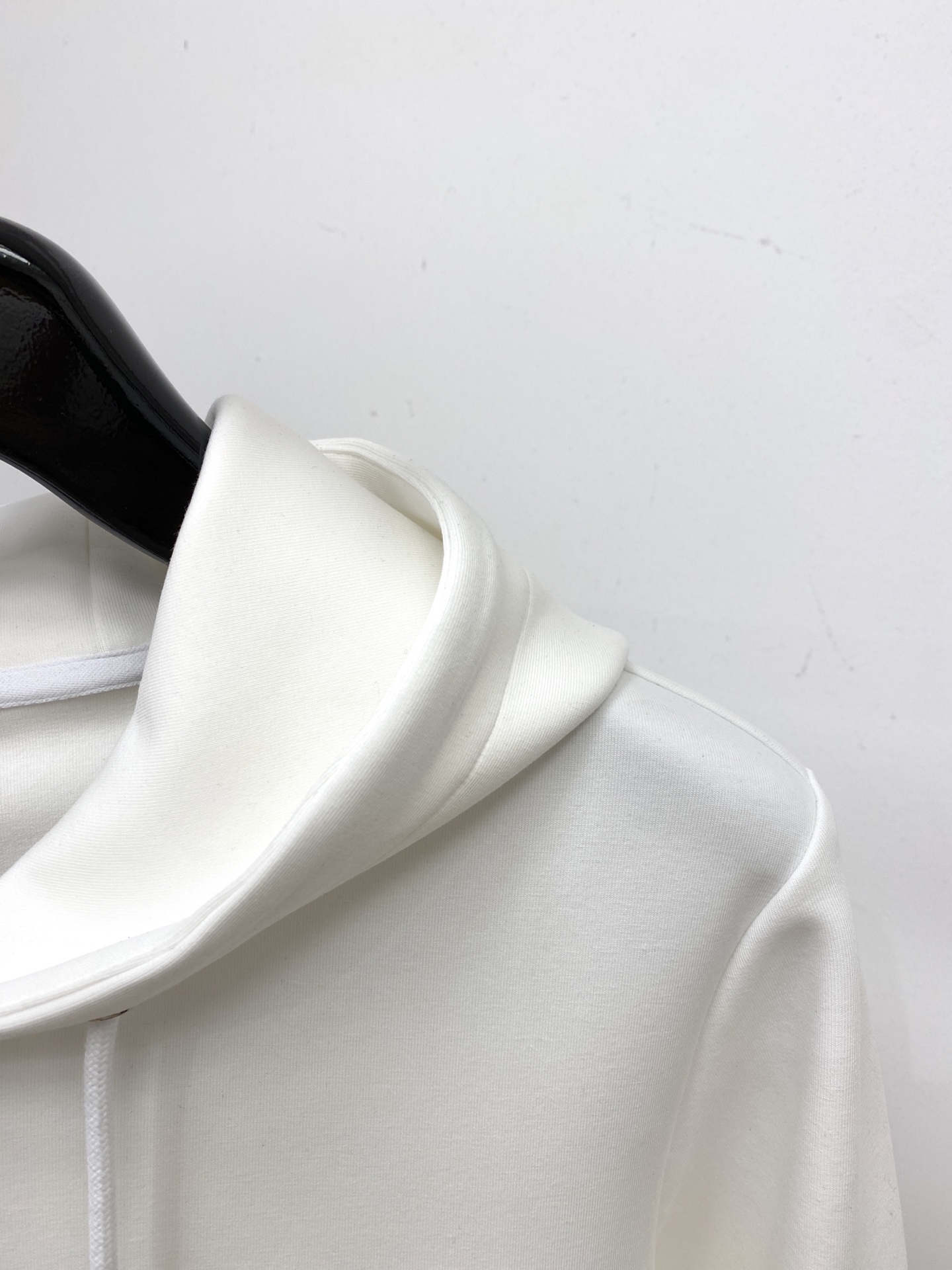 罗意威、2025新品卫衣，帅气时尚，胸前精致刺绣图案字母logo，简约百搭款。面料棉 不仅挺括，保持潮流