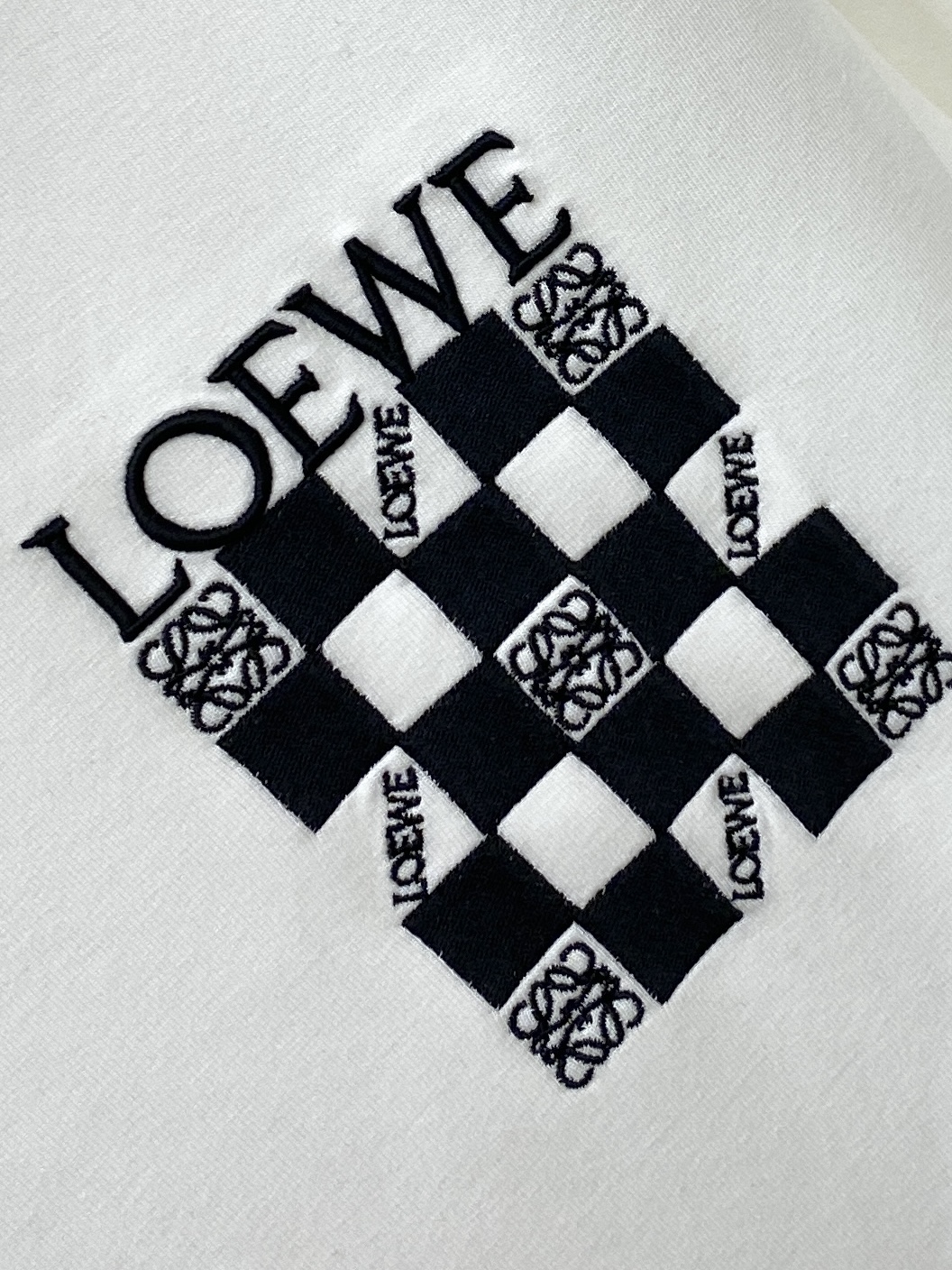 罗意威、2025新品卫衣，帅气时尚，胸前精致刺绣图案字母logo，简约百搭款。面料棉 不仅挺括，保持潮流