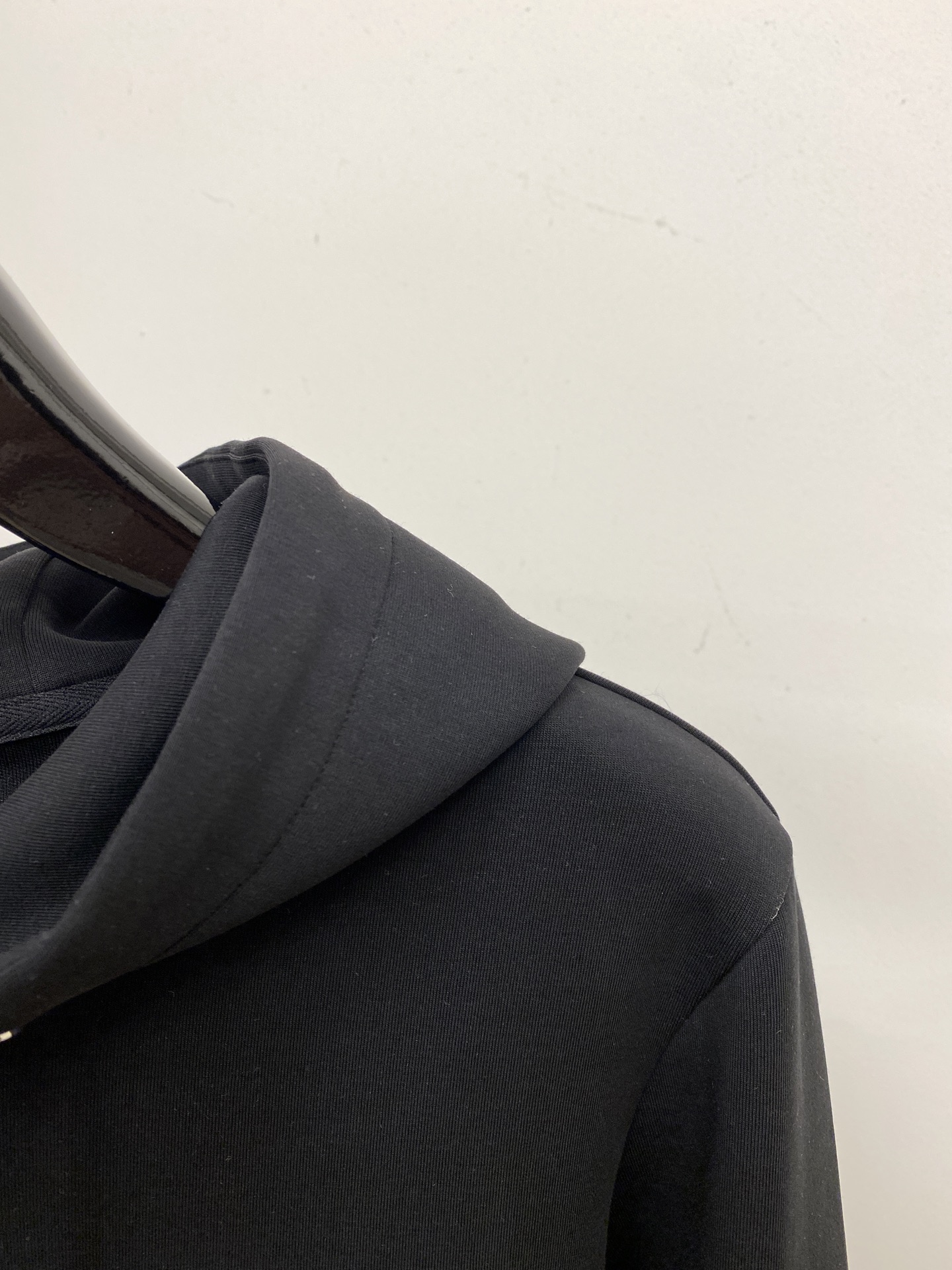 罗意威、2025新品卫衣，帅气时尚，胸前精致刺绣图案字母logo，简约百搭款。面料棉 不仅挺括，保持潮流