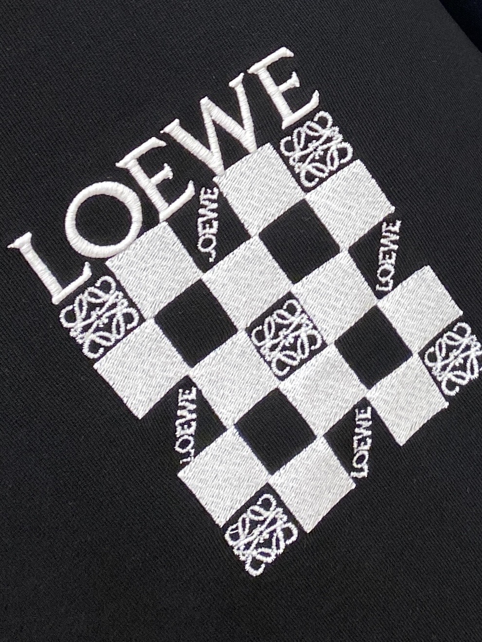 罗意威、2025新品卫衣，帅气时尚，胸前精致刺绣图案字母logo，简约百搭款。面料棉 不仅挺括，保持潮流