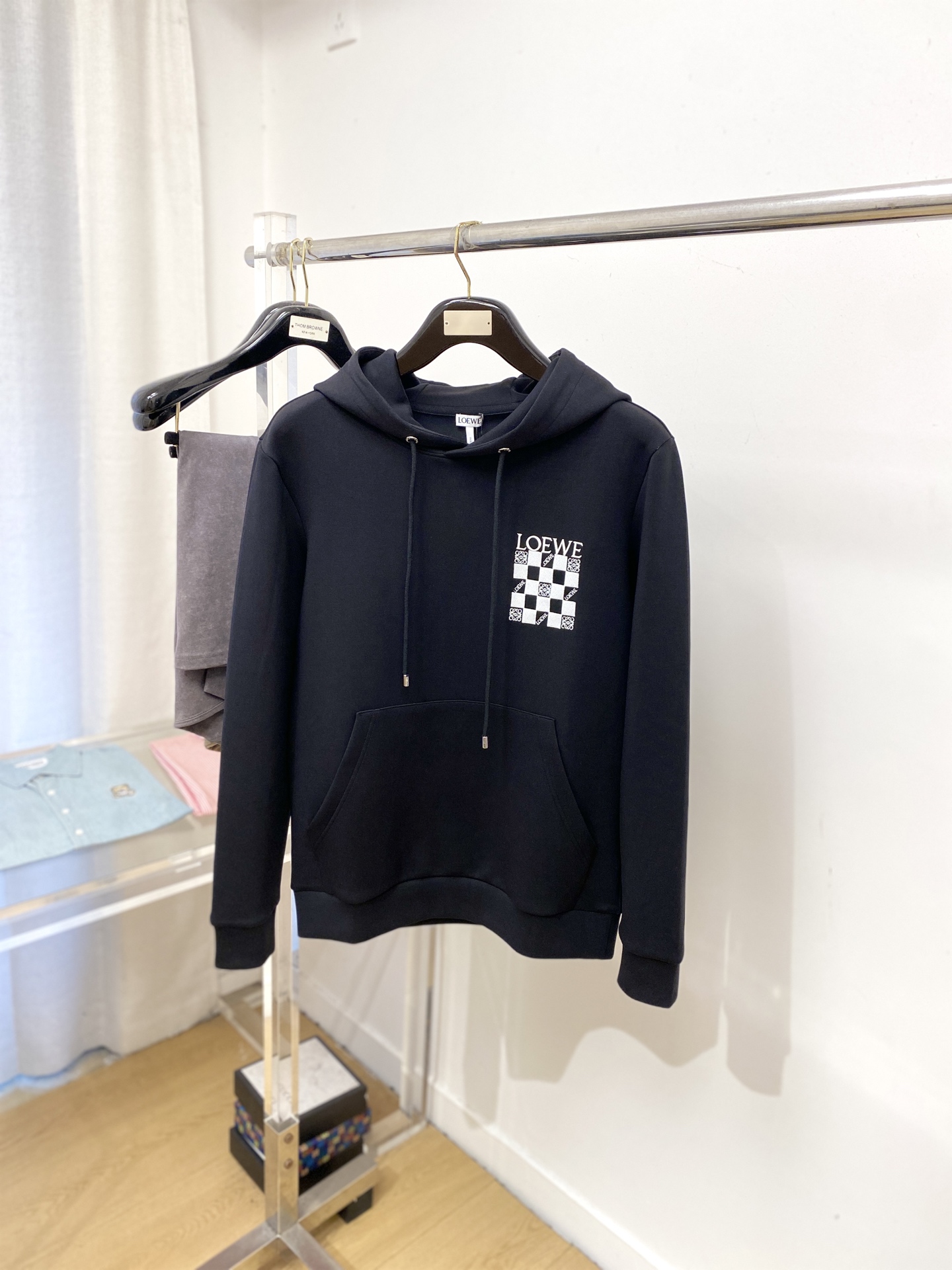 NO:654091,Loewe, 2025 new sweatshirt, handsome and fashionable, exquisite embroidery pattern letter logo on the chest, simple and versatile. The fabric cotton is not only crisp and maintains the trendy silhouette, but also comfortable to wear, the yarn is more delicate, the size is S-XL (too large),,loewe,hoodie,sweatshirts,alexander wang19860909罗意威、2025新品卫衣,帅气时尚,胸前精致刺绣图案字母logo,简约百搭款.面料棉 不仅挺括,保持潮流的廓形,又穿着舒适,纱织更细腻,码数S-XL（偏大),,loewe,hoodie,sweatshirts,alexander wang,Men's clothing