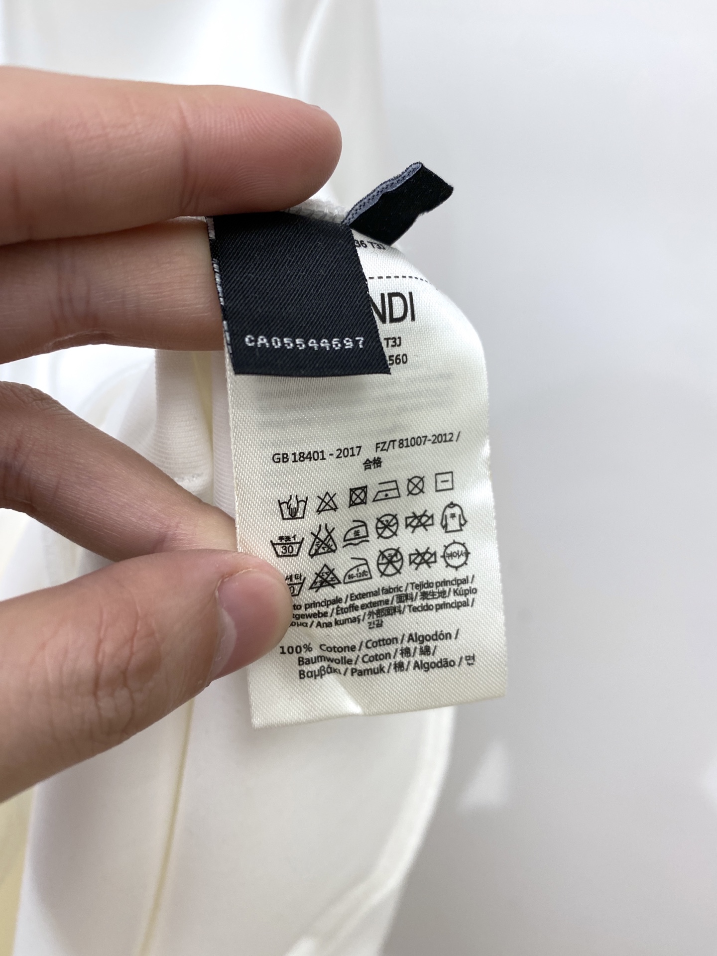 芬迪、2025新品卫衣，帅气时尚，胸前精致刺绣字母logo，简约百搭款。面料棉 不仅挺括，保持潮流的廓形