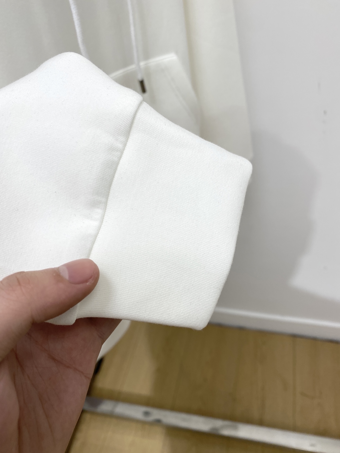 芬迪、2025新品卫衣，帅气时尚，胸前精致刺绣字母logo，简约百搭款。面料棉 不仅挺括，保持潮流的廓形