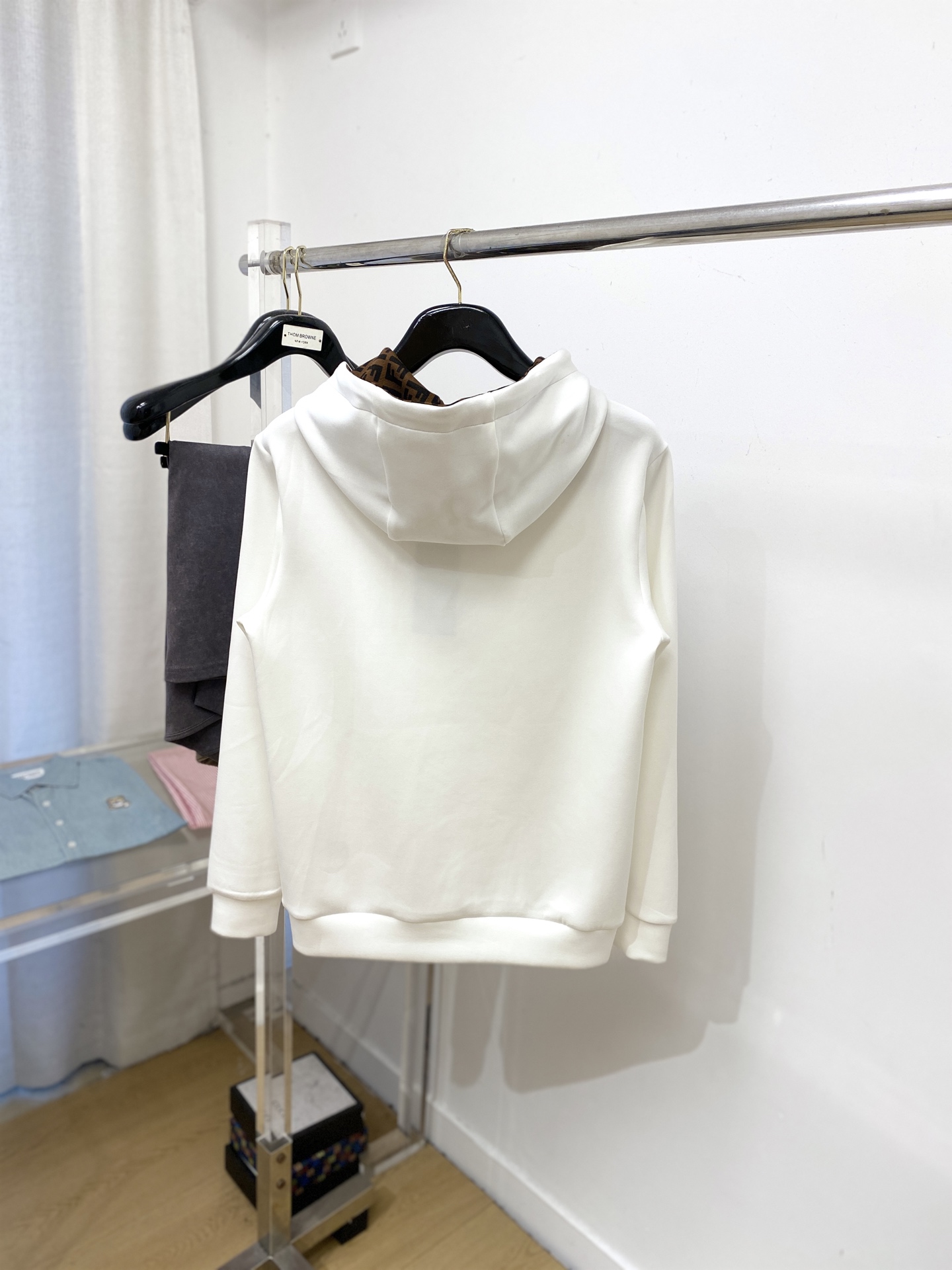 芬迪、2025新品卫衣，帅气时尚，胸前精致刺绣字母logo，简约百搭款。面料棉 不仅挺括，保持潮流的廓形