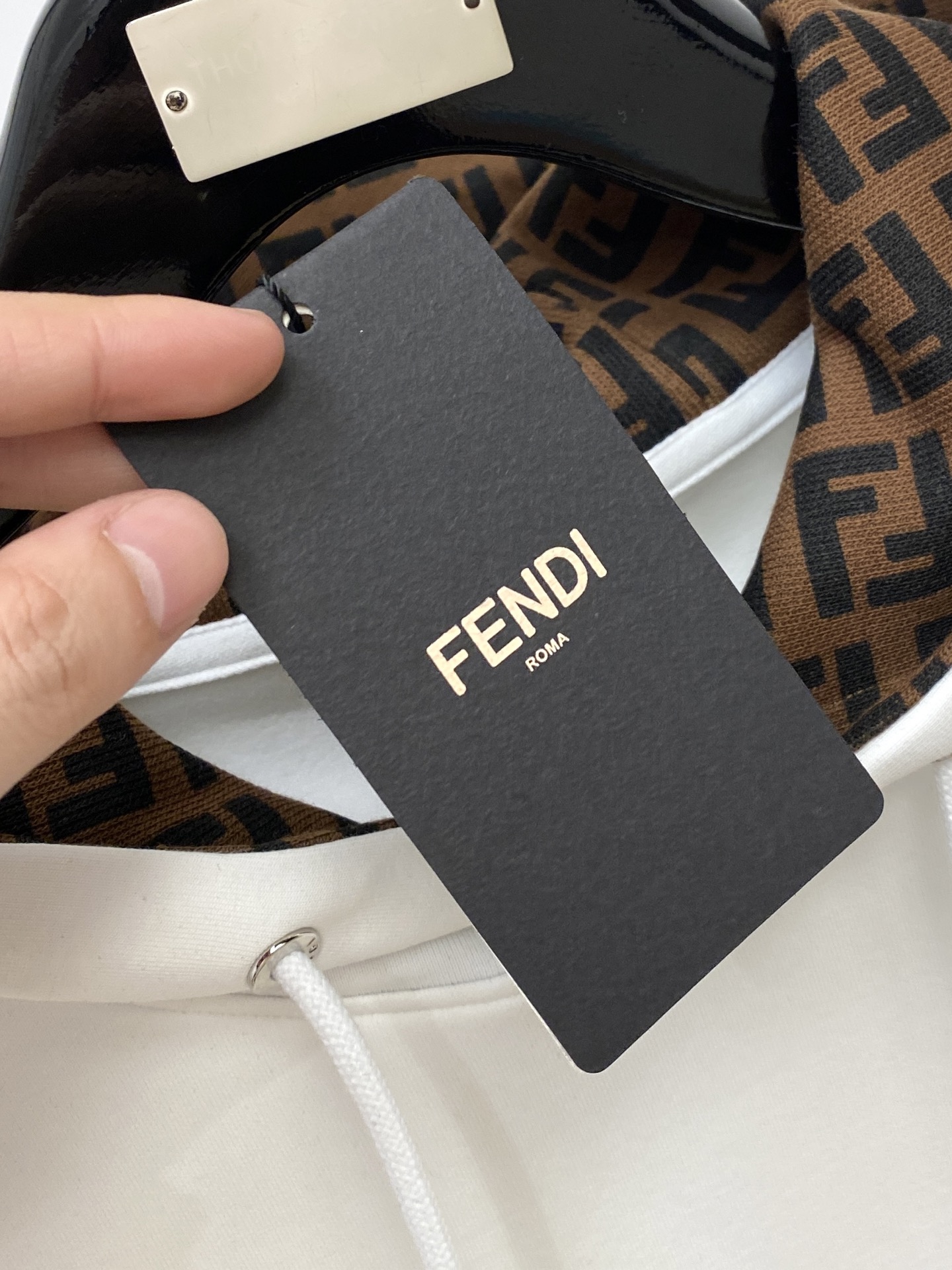 芬迪、2025新品卫衣，帅气时尚，胸前精致刺绣字母logo，简约百搭款。面料棉 不仅挺括，保持潮流的廓形