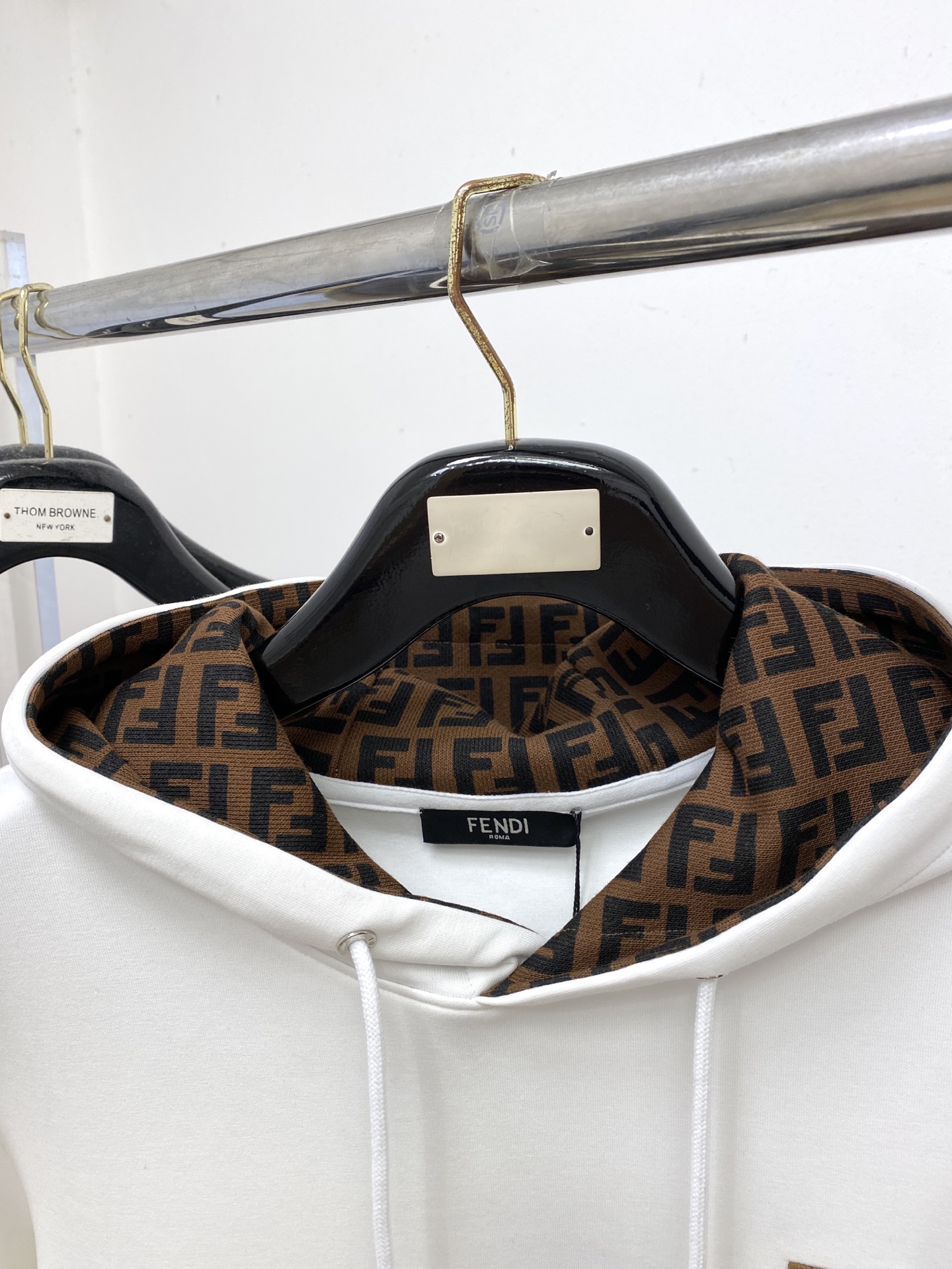 芬迪、2025新品卫衣，帅气时尚，胸前精致刺绣字母logo，简约百搭款。面料棉 不仅挺括，保持潮流的廓形