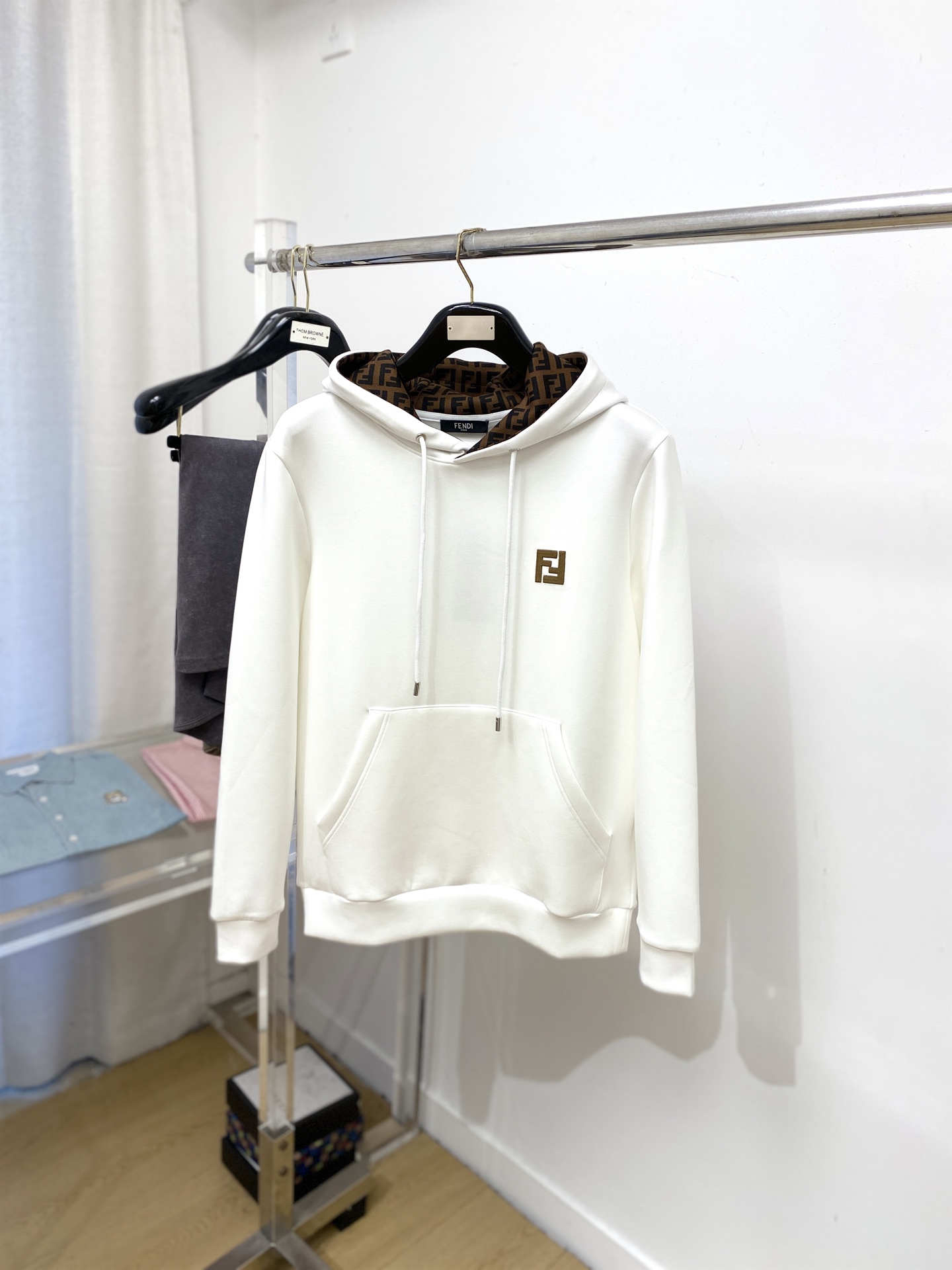 NO:654079,Fendi, 2025 new sweatshirt, handsome and fashionable, exquisite embroidered letter logo on the chest, simple and versatile. The fabric cotton is not only crisp and maintains the trendy silhouette, but also comfortable to wear, the yarn is more delicate, the size is S-XL (too large),,fendi,hoodie,sweatshirts,alexander wang19860909芬迪、2025新品卫衣,帅气时尚,胸前精致刺绣字母logo,简约百搭款.面料棉 不仅挺括,保持潮流的廓形,又穿着舒适,纱织更细腻,码数S-XL（偏大),,fendi,hoodie,sweatshirts,alexander wang,Men's clothing