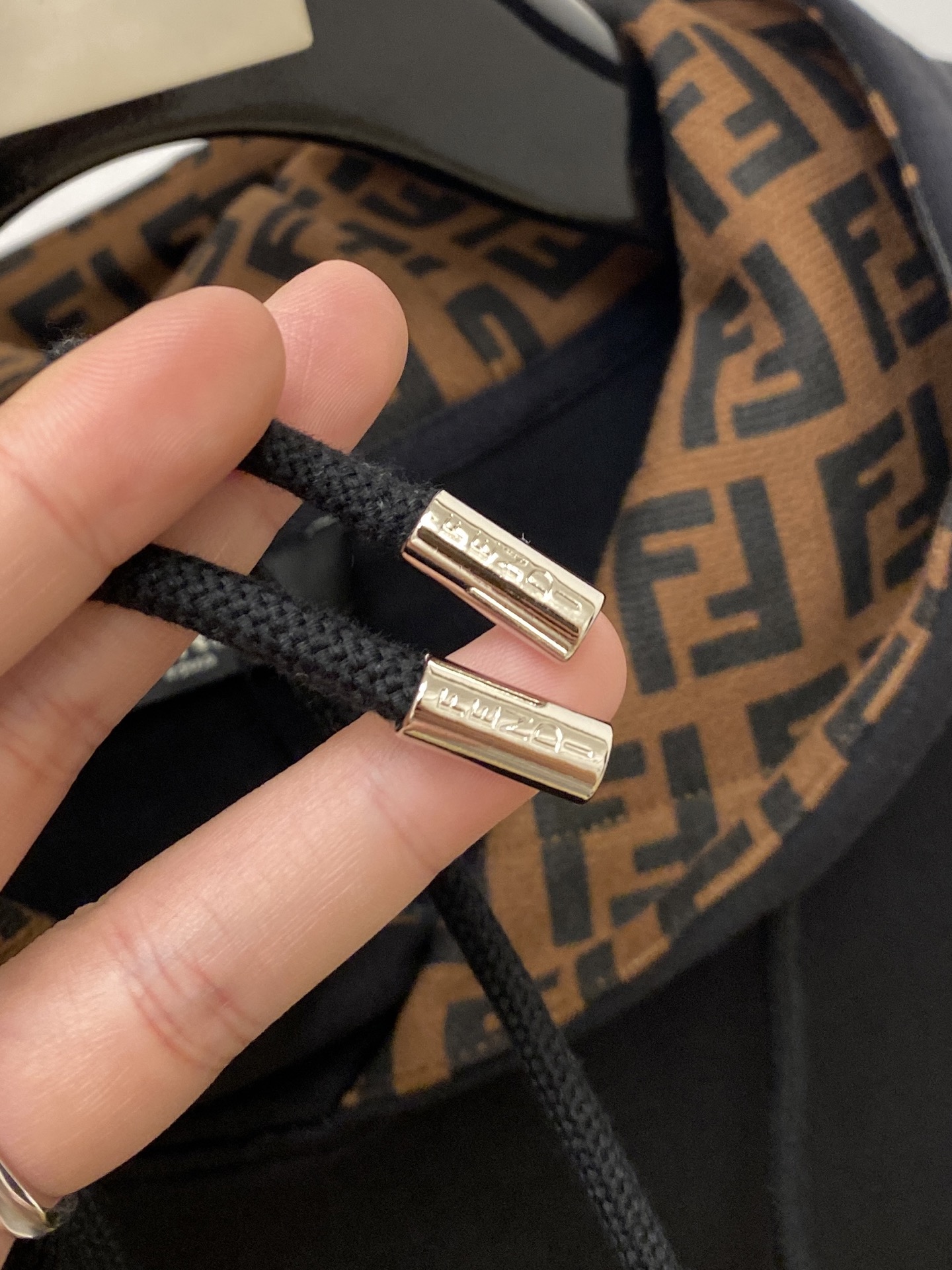 芬迪、2025新品卫衣，帅气时尚，胸前精致刺绣字母logo，简约百搭款。面料棉 不仅挺括，保持潮流的廓形