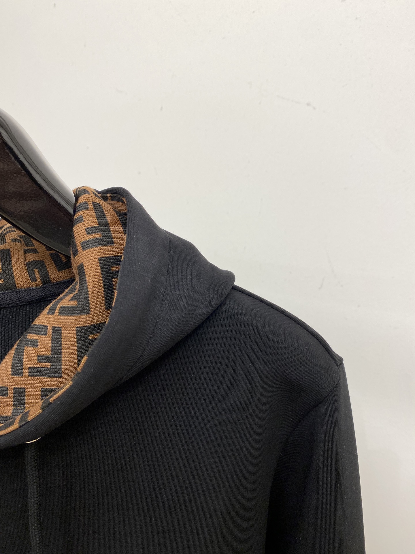 芬迪、2025新品卫衣，帅气时尚，胸前精致刺绣字母logo，简约百搭款。面料棉 不仅挺括，保持潮流的廓形