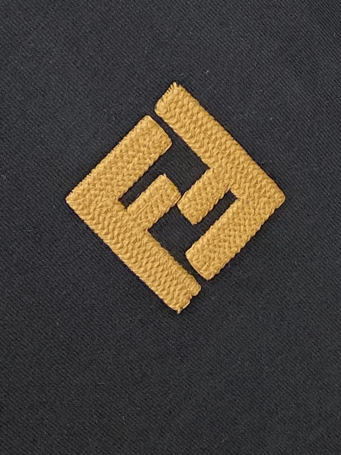 芬迪、2025新品卫衣，帅气时尚，胸前精致刺绣字母logo，简约百搭款。面料棉 不仅挺括，保持潮流的廓形