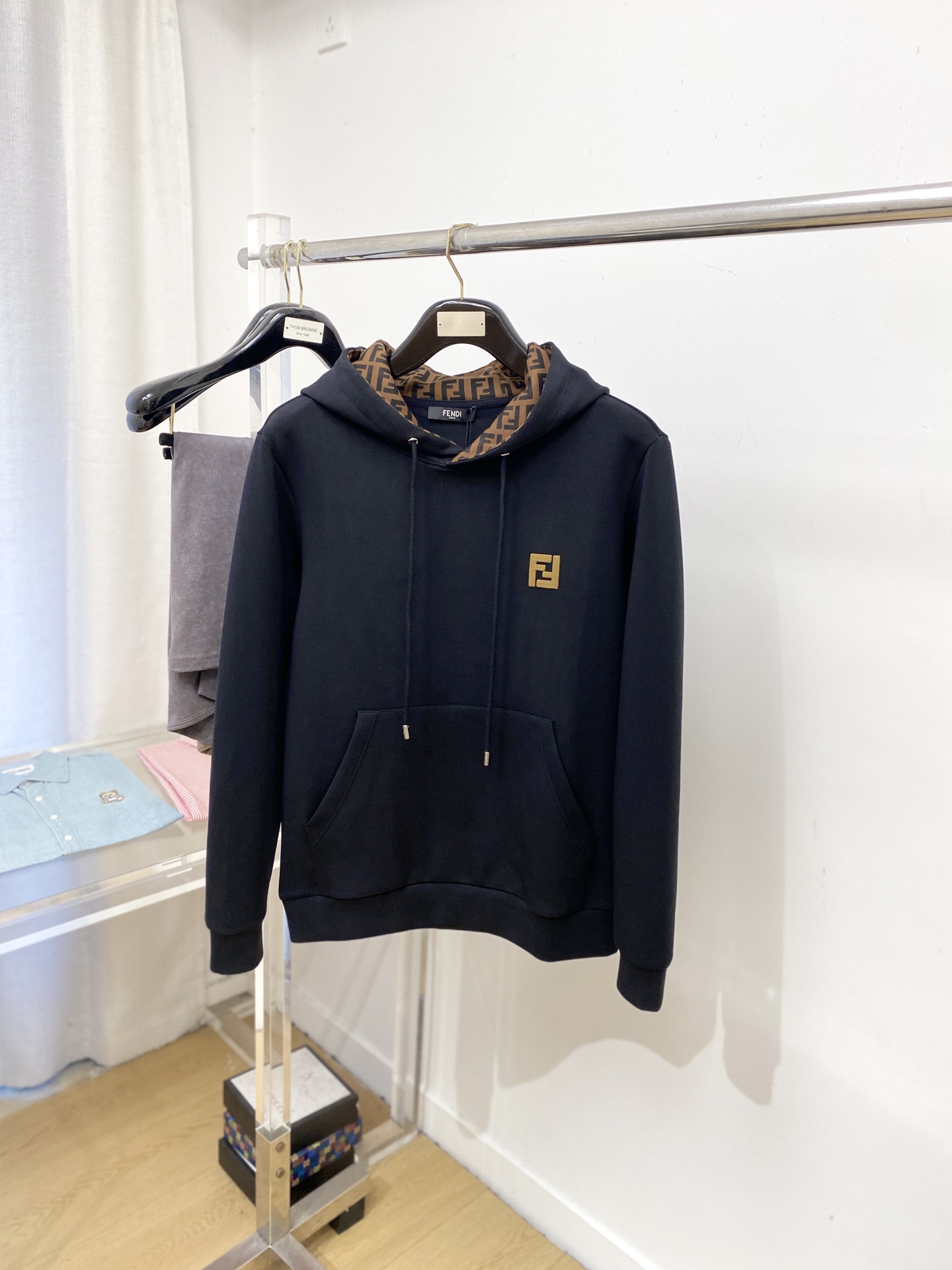 NO:654085,Fendi, 2025 new sweatshirt, handsome and fashionable, exquisite embroidered letter logo on the chest, simple and versatile. The fabric cotton is not only crisp and maintains the trendy silhouette, but also comfortable to wear, the yarn is more delicate, the size is S-XL (too large),,fendi,hoodie,sweatshirts,alexander wang19860909芬迪、2025新品卫衣,帅气时尚,胸前精致刺绣字母logo,简约百搭款.面料棉 不仅挺括,保持潮流的廓形,又穿着舒适,纱织更细腻,码数S-XL（偏大),,fendi,hoodie,sweatshirts,alexander wang,Men's clothing