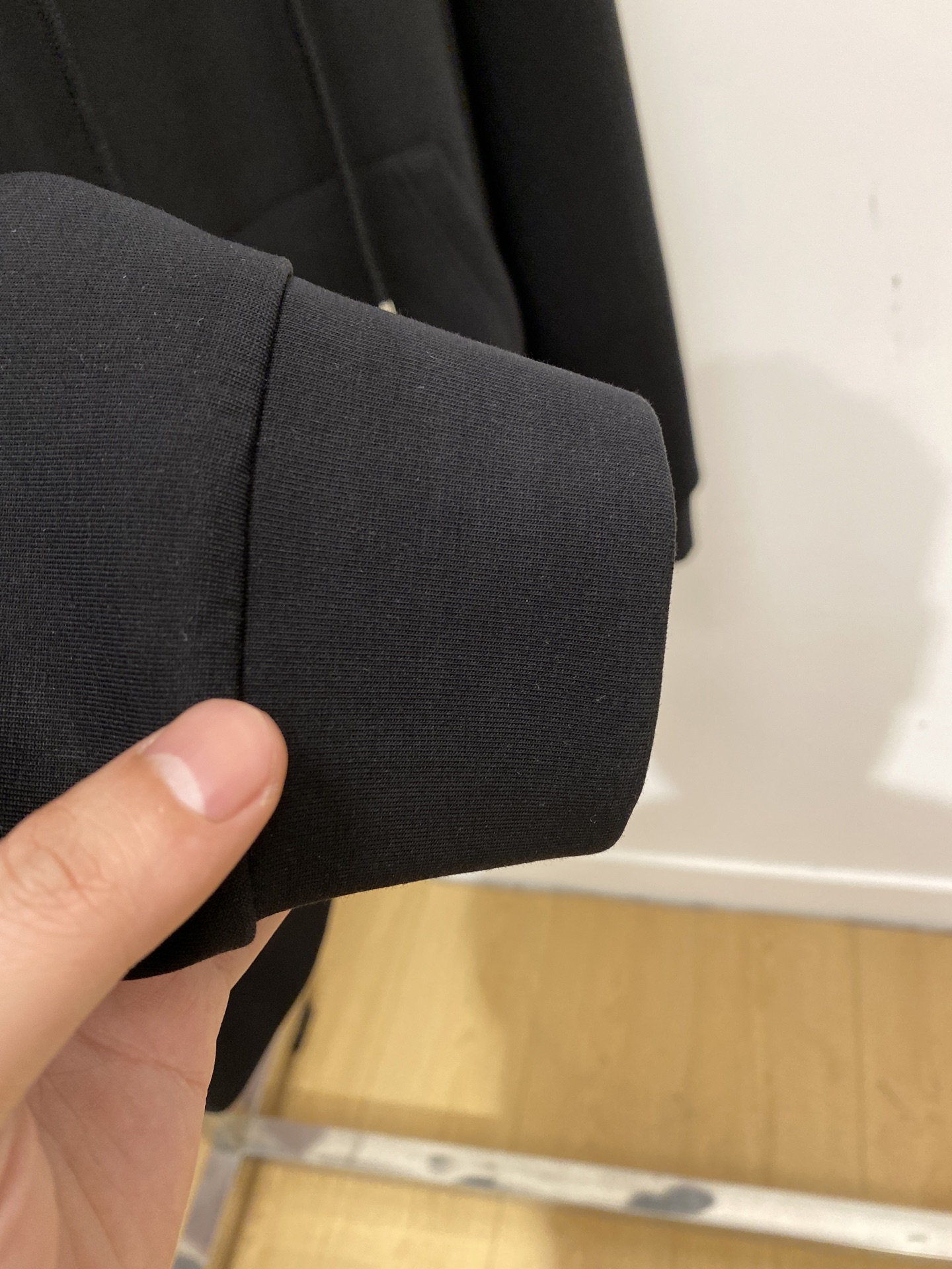 芬迪、2025新品卫衣，帅气时尚，胸前精致刺绣字母logo，简约百搭款。面料棉 不仅挺括，保持潮流的廓形