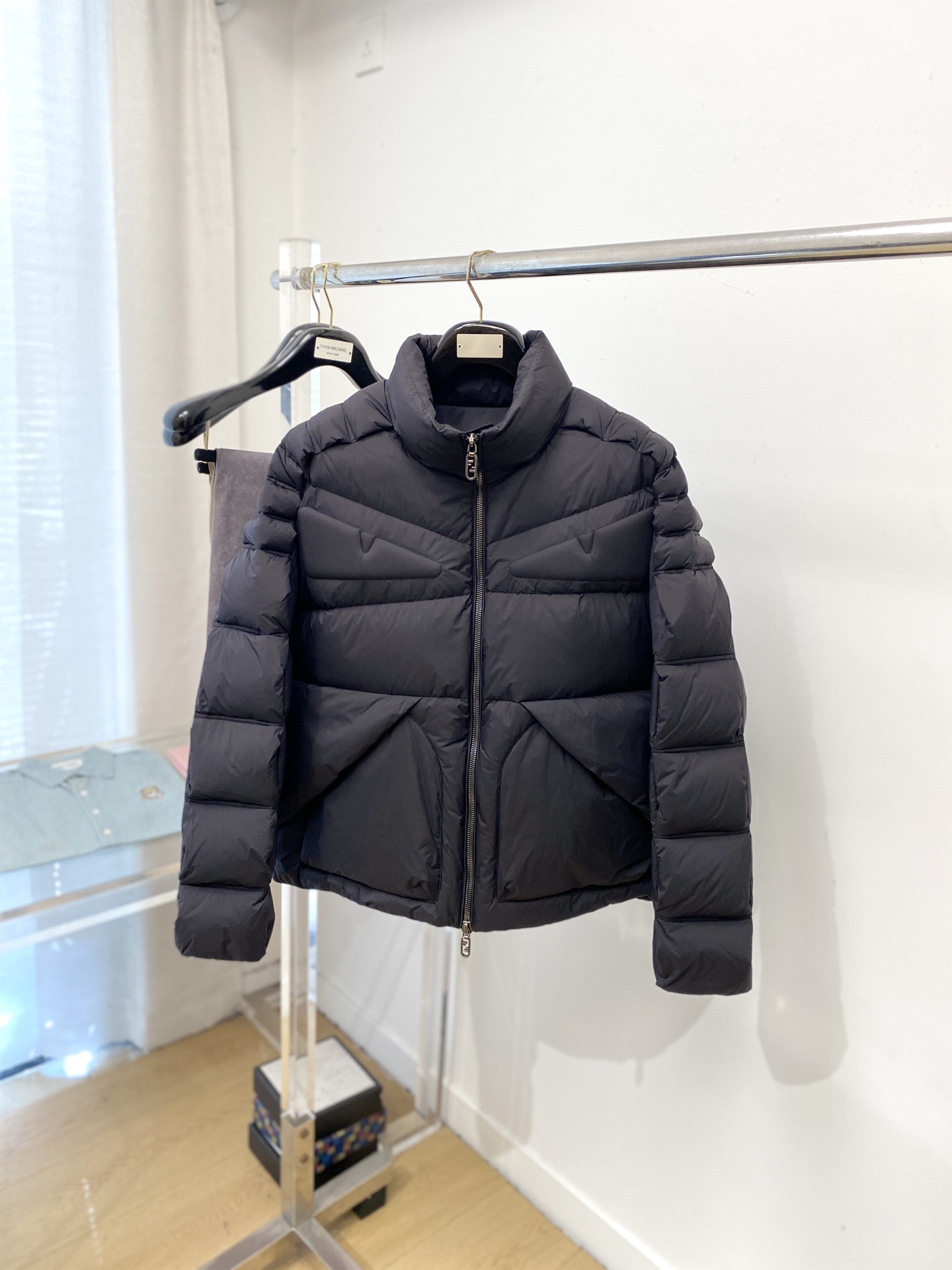 NO:596809,Fendi, the latest 2025 men's lightweight down jacket, the fabric is soft and comfortable.  The upper body shape is awesome.  zipper.  The accessories are all custom-supplied and imported fabrics, which are light and comfortable, warm and stylish, simple and elegant!  Lightweight and warm, the best choice to keep out the cold in autumn and winter. Size M-3XL, fendi, down jacket, alexander wang19860909芬迪、2025最新款男士轻薄羽绒服、面料柔软舒适 ．上身版型超赞 ．拉链．辅料都是客供 、进口面料,轻便舒适,保暖有型、简单大方款式！轻便保暖、秋冬御寒的最佳选择 码数M-3XL,,fendi,down jacket,alexander wang,Men's clothing