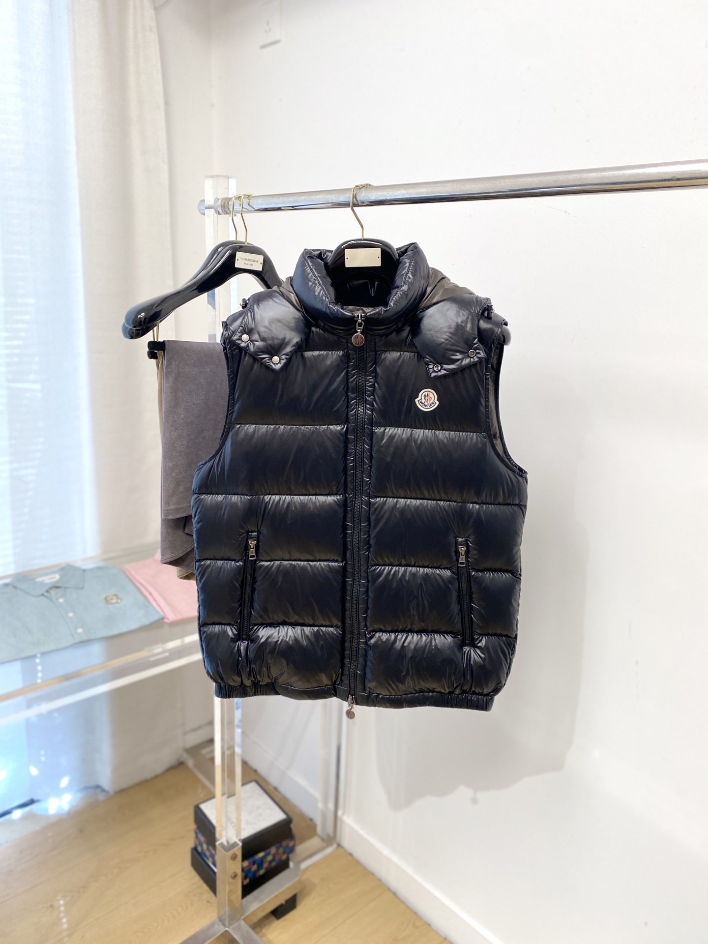 NO:596811,Mouth covering, the latest 2025 men's lightweight down vest, the fabric is soft and comfortable.  The upper body shape is awesome.  zipper.  The accessories are all custom-supplied and imported fabrics, which are light and comfortable, warm and stylish, simple and elegant!  Lightweight and warm, the best choice to keep out the cold in autumn and winter. Size M-3XL, Moncler, down jacket, alexander wang19860909蒙口、2025最新款男士轻薄羽绒马甲、面料柔软舒适 ．上身版型超赞 ．拉链．辅料都是客供 、进口面料,轻便舒适,保暖有型、简单大方款式！轻便保暖、秋冬御寒的最佳选择 码数M-3XL,,Moncler,down jacket,alexander wang,Men's clothing