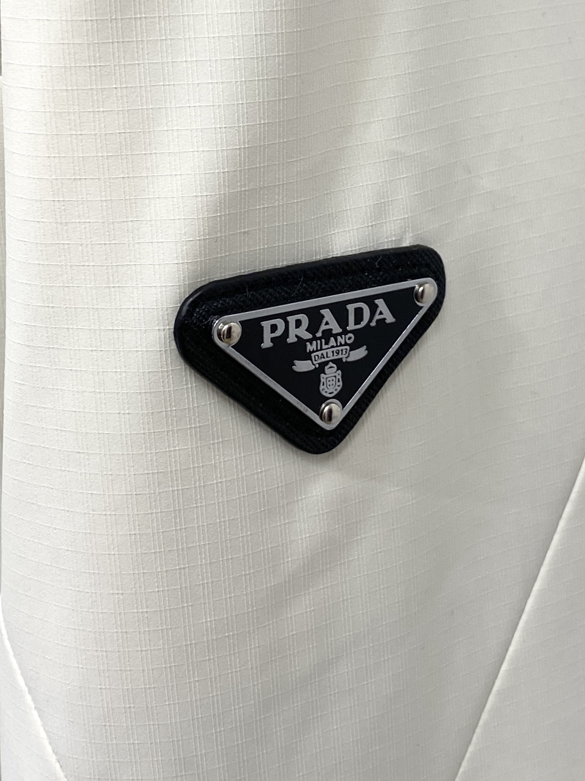 普拉达、2025最新款男士轻薄羽绒夹克外套、面料柔软舒适 ．上身版型超赞 ．拉链．辅料都是客供 、进口面