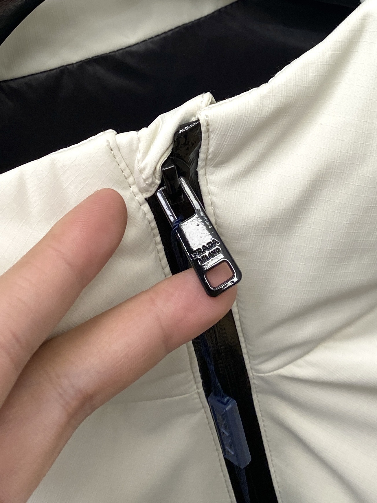 普拉达、2025最新款男士轻薄羽绒夹克外套、面料柔软舒适 ．上身版型超赞 ．拉链．辅料都是客供 、进口面