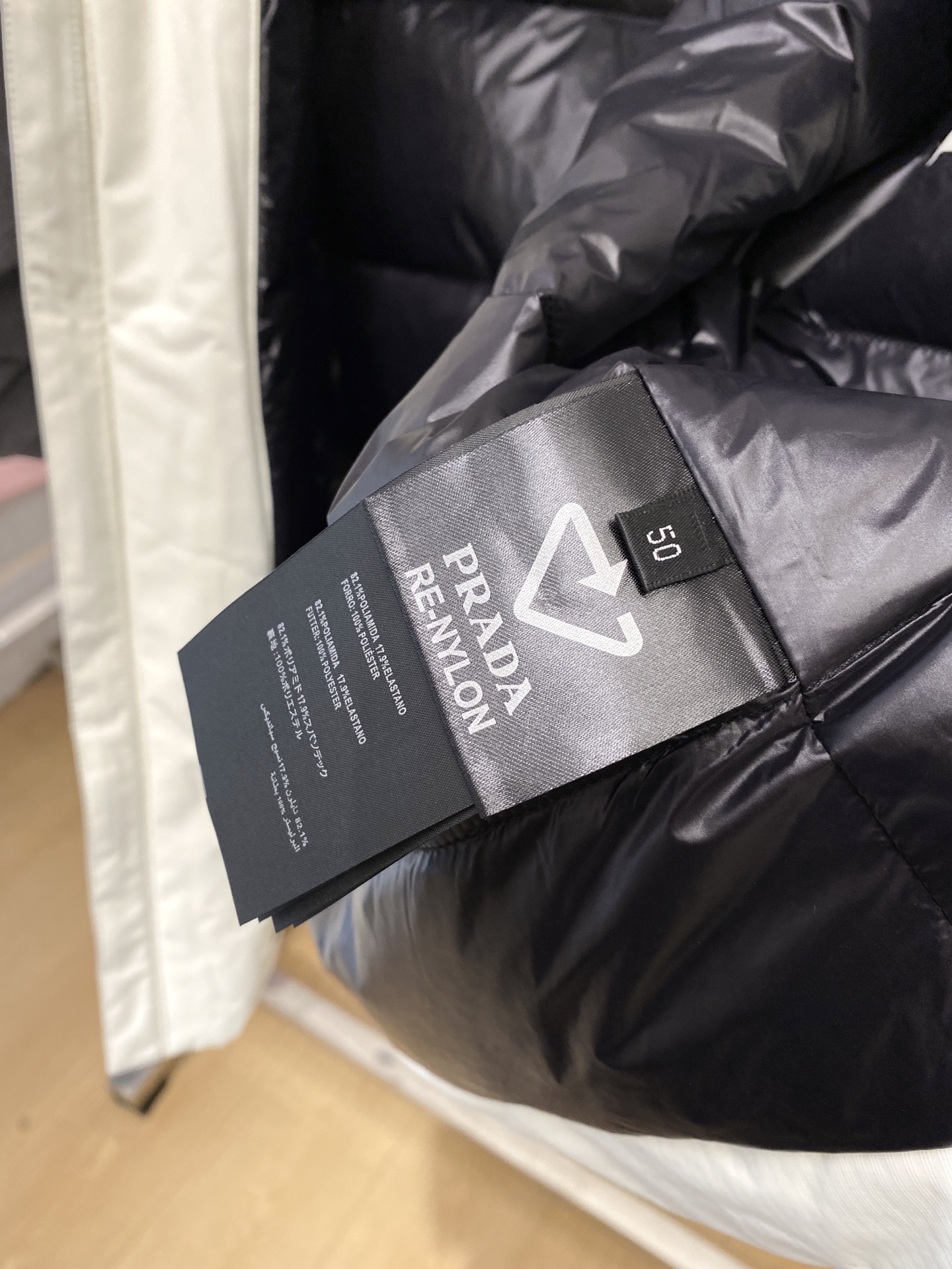 普拉达、2025最新款男士轻薄羽绒夹克外套、面料柔软舒适 ．上身版型超赞 ．拉链．辅料都是客供 、进口面