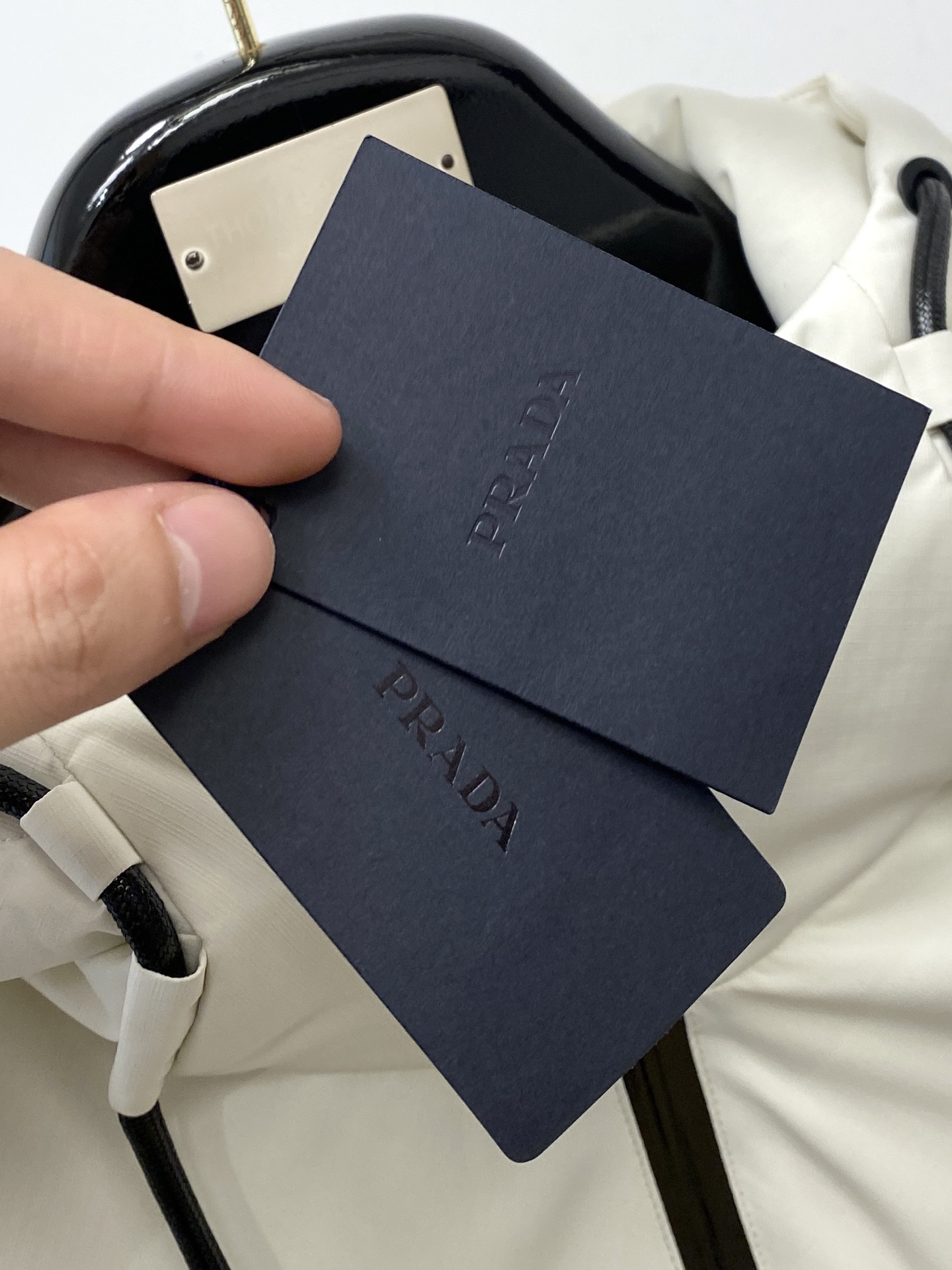 普拉达、2025最新款男士轻薄羽绒夹克外套、面料柔软舒适 ．上身版型超赞 ．拉链．辅料都是客供 、进口面