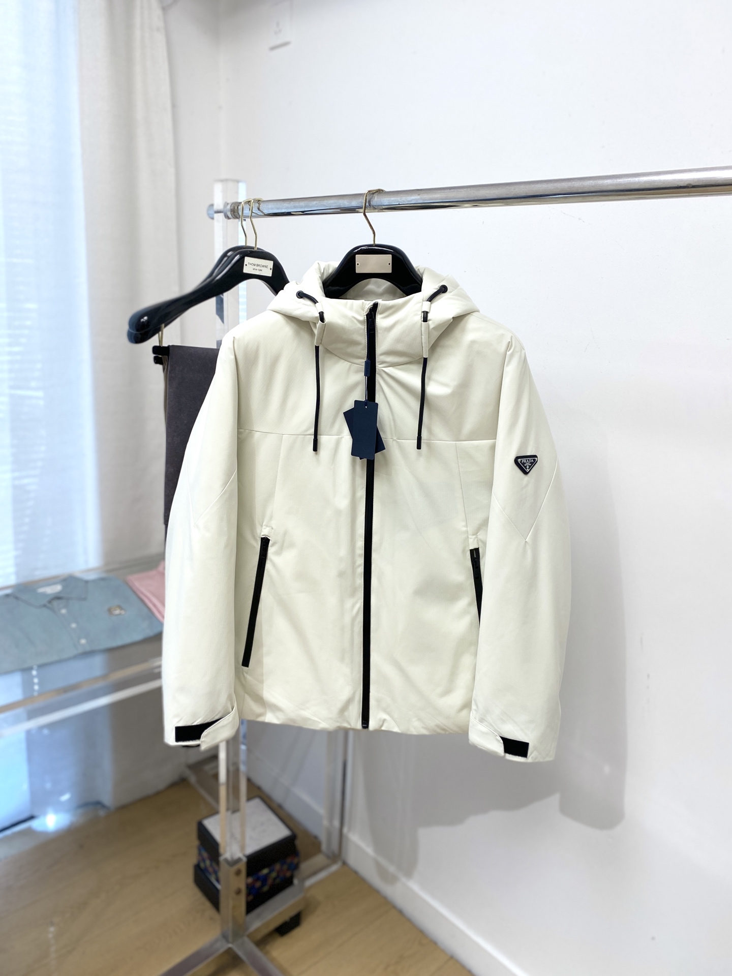 普拉达、2025最新款男士轻薄羽绒夹克外套、面料柔软舒适 ．上身版型超赞 ．拉链．辅料都是客供 、进口面