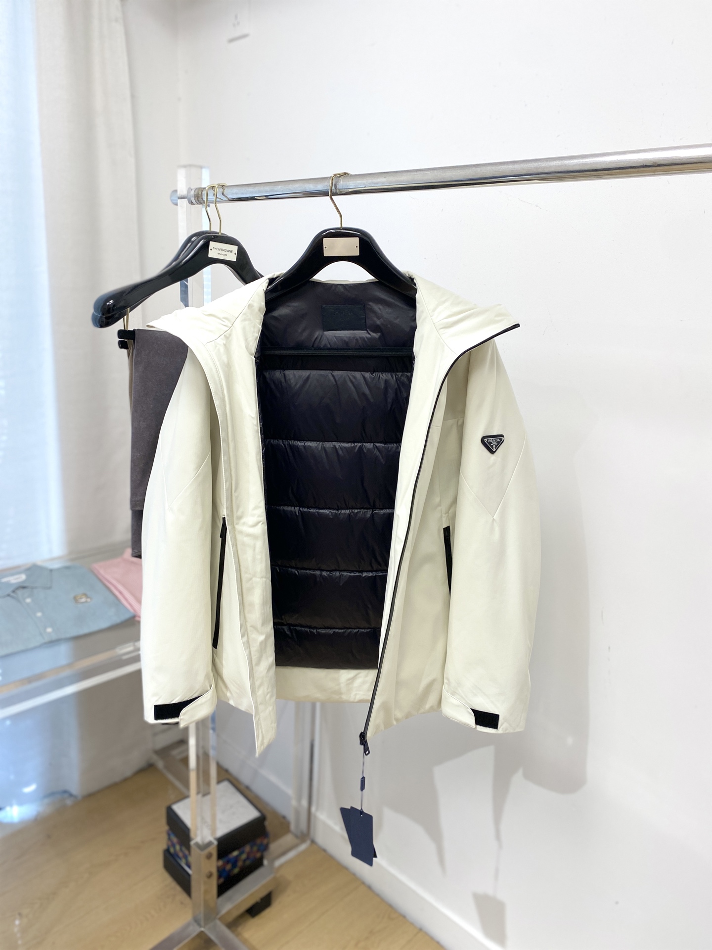 普拉达、2025最新款男士轻薄羽绒夹克外套、面料柔软舒适 ．上身版型超赞 ．拉链．辅料都是客供 、进口面