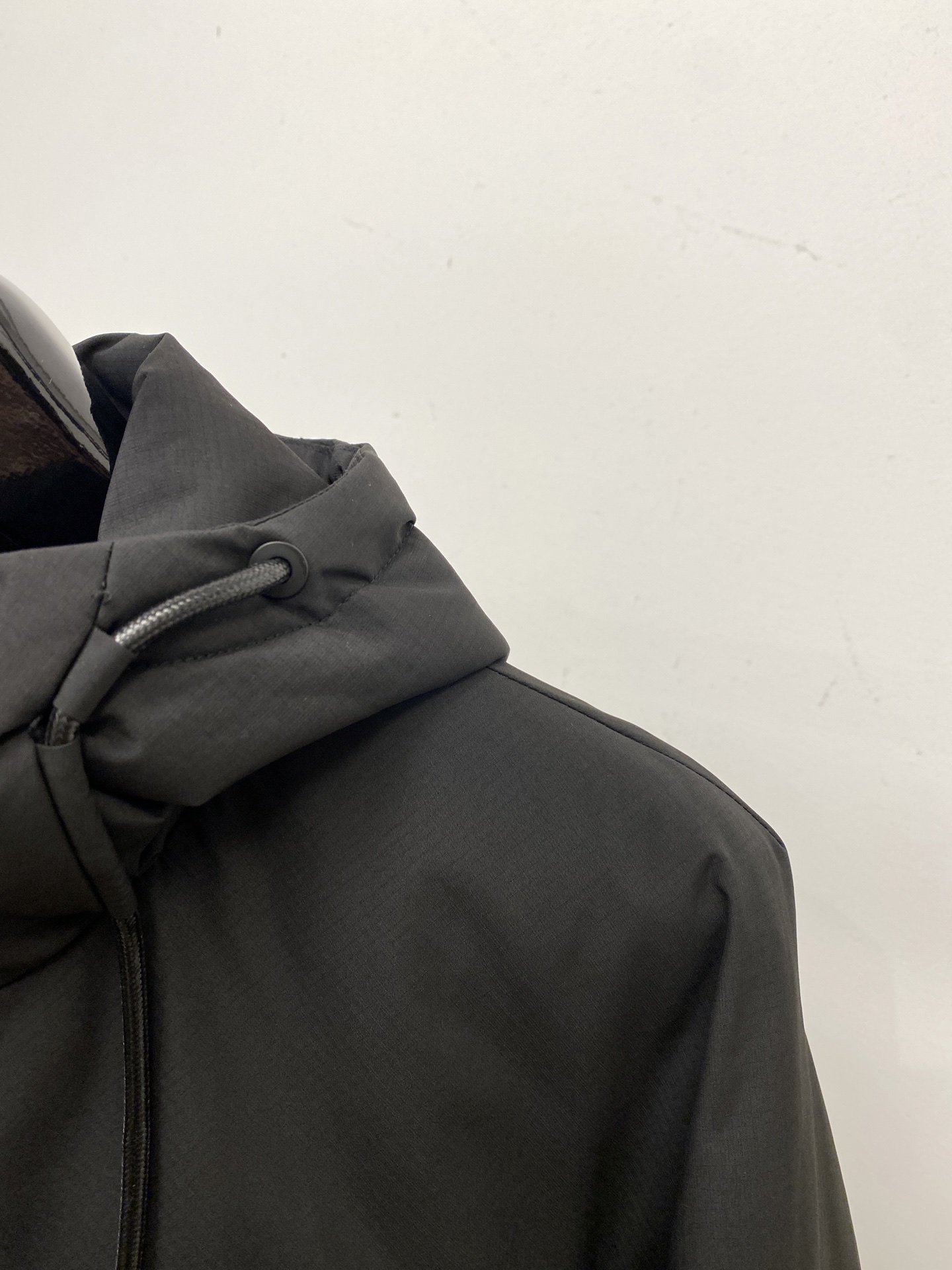 普拉达、2025最新款男士轻薄羽绒夹克外套、面料柔软舒适 ．上身版型超赞 ．拉链．辅料都是客供 、进口面