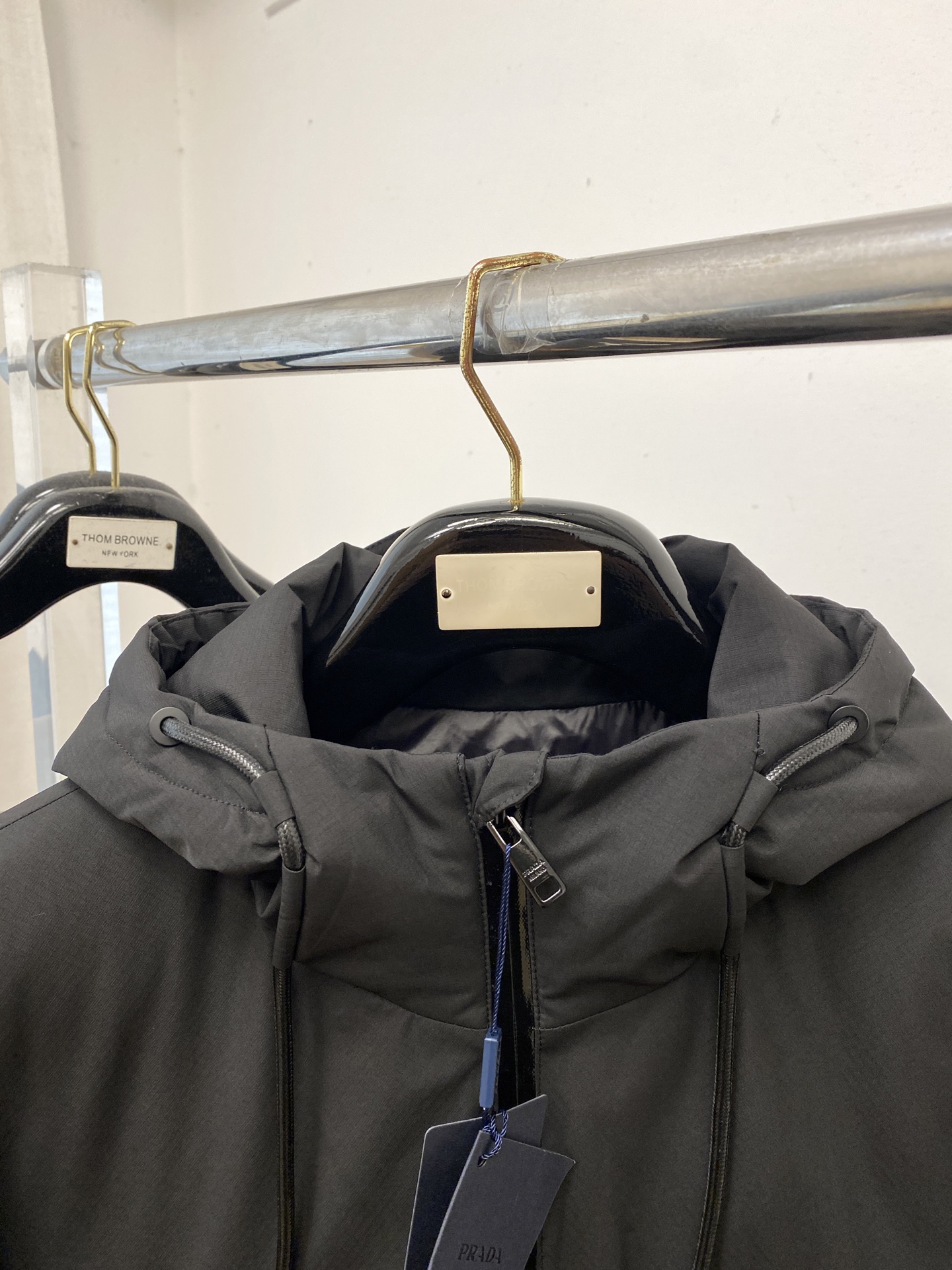 普拉达、2025最新款男士轻薄羽绒夹克外套、面料柔软舒适 ．上身版型超赞 ．拉链．辅料都是客供 、进口面