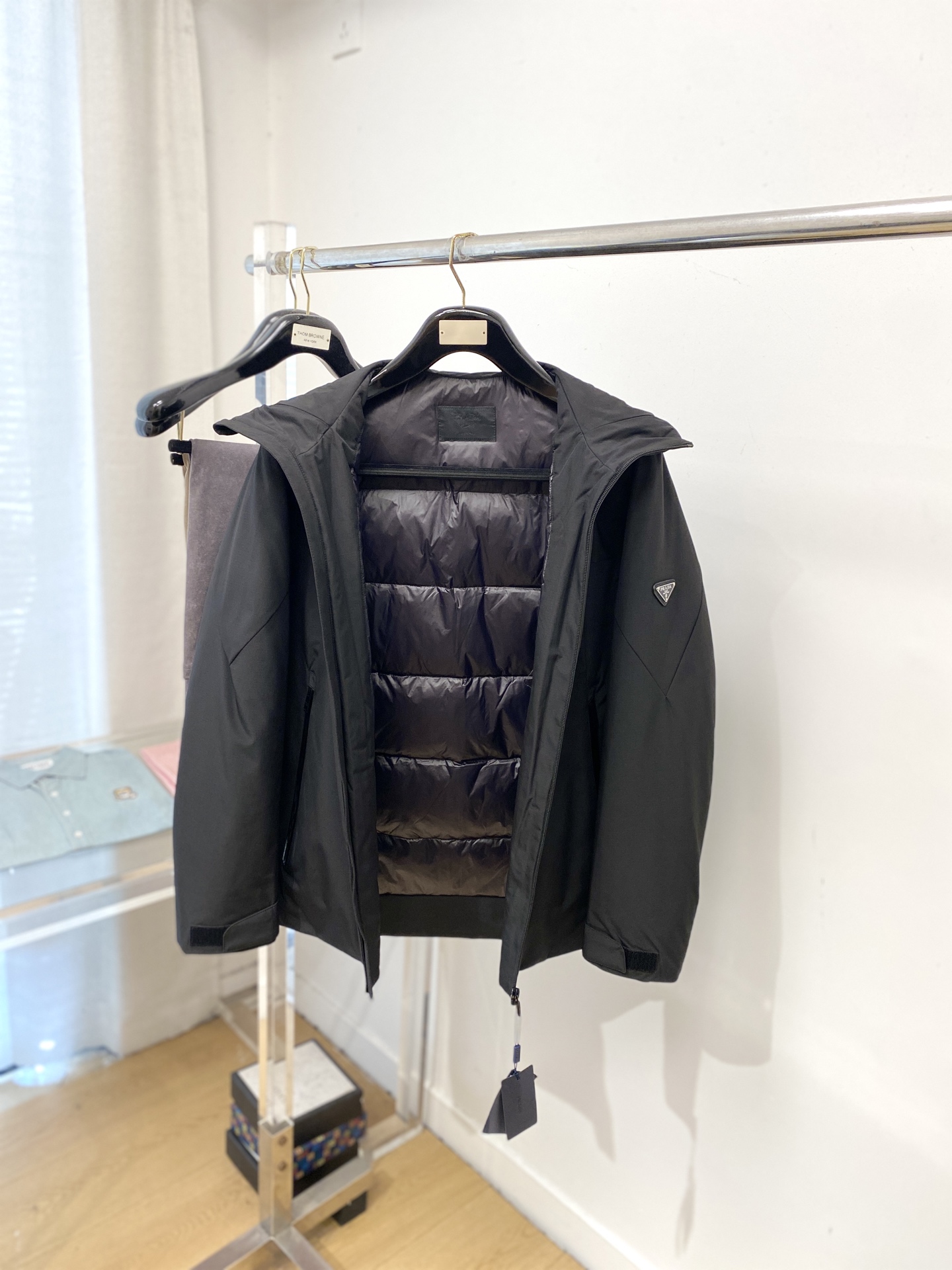 普拉达、2025最新款男士轻薄羽绒夹克外套、面料柔软舒适 ．上身版型超赞 ．拉链．辅料都是客供 、进口面